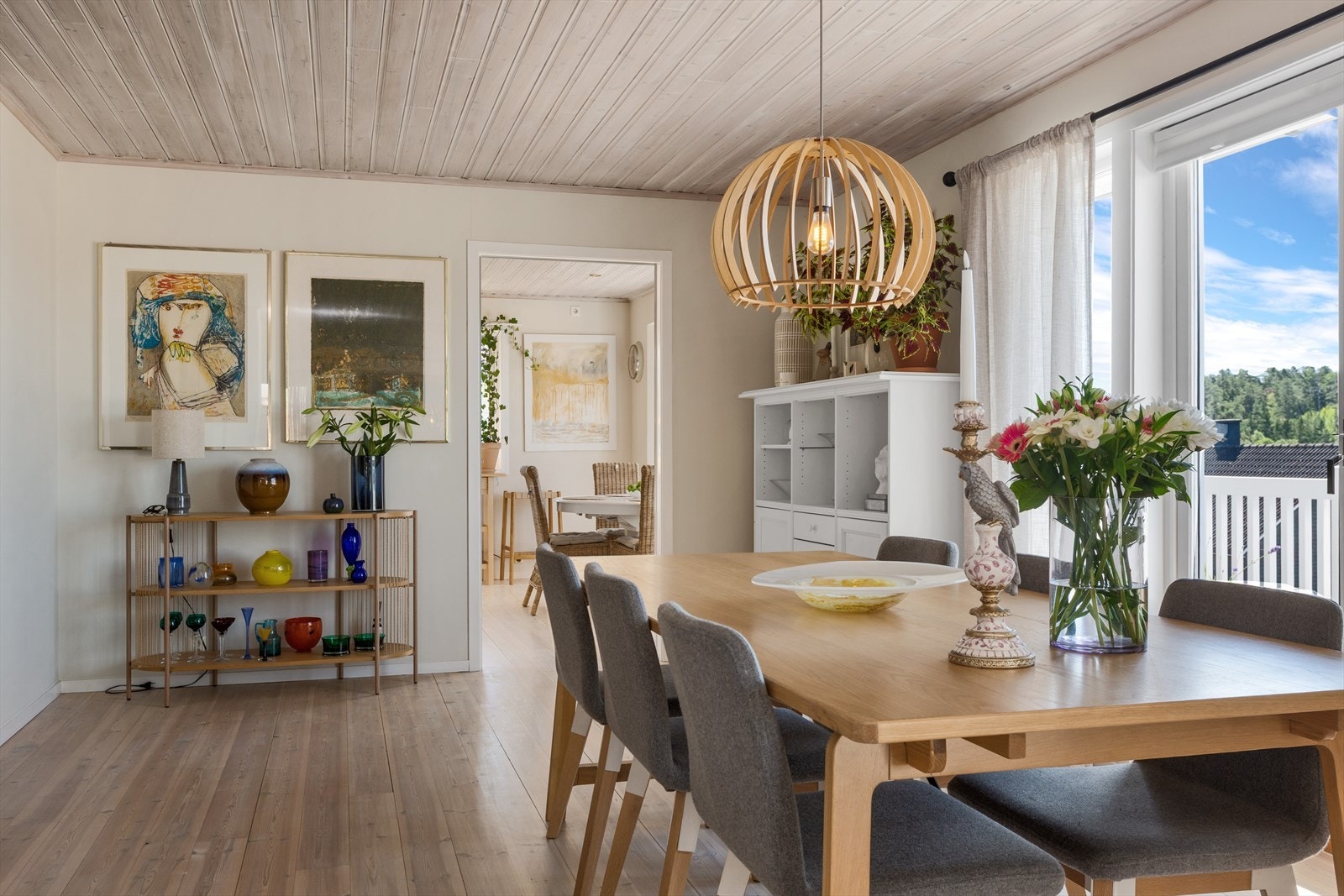 Fra spisestuen er det åpen siktlinje mot både kjøkken og stue. Galleribilde