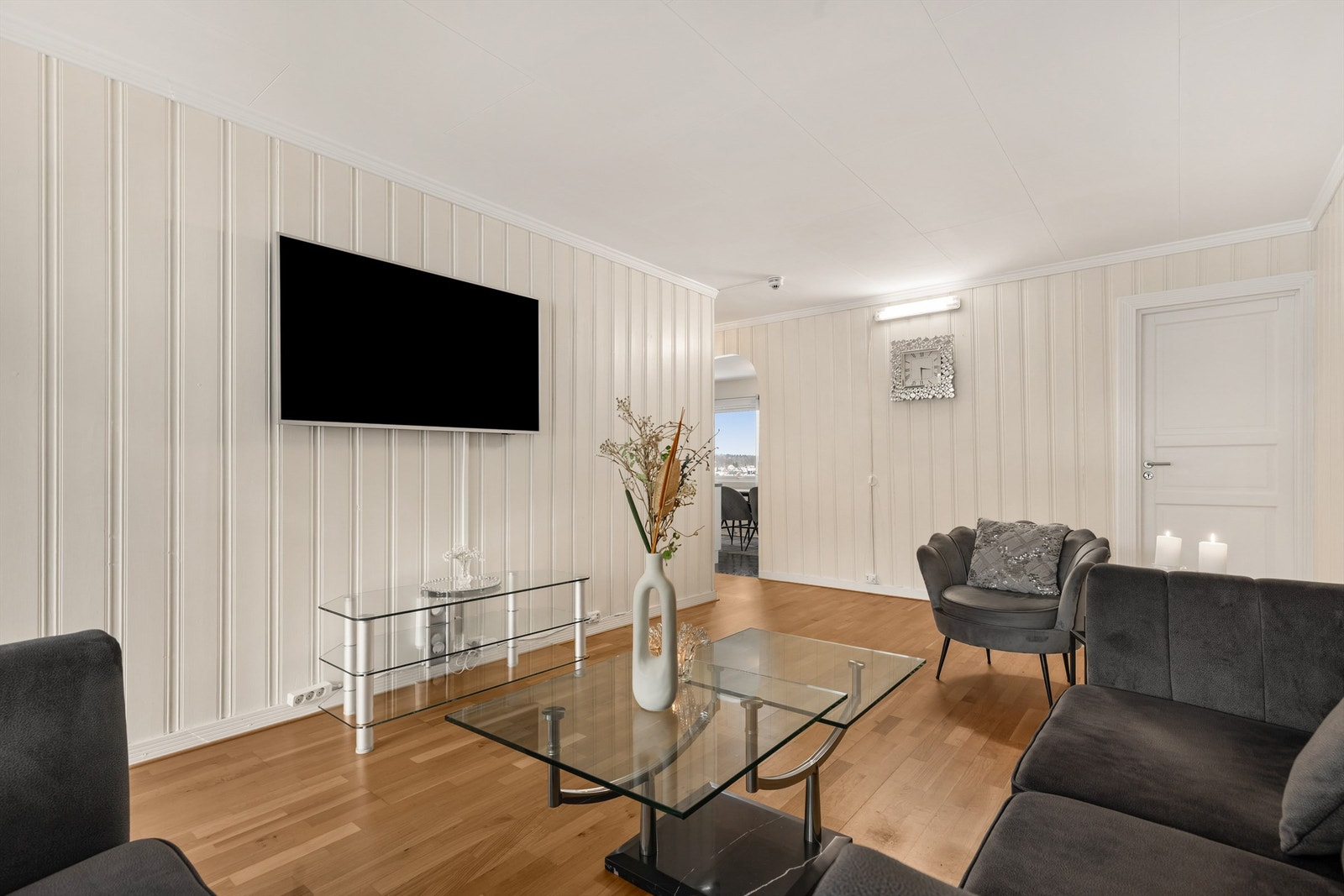 Leiligheten er gjennomgående og har en tradisjonell rominndeling som gir en klar struktur. Galleribilde