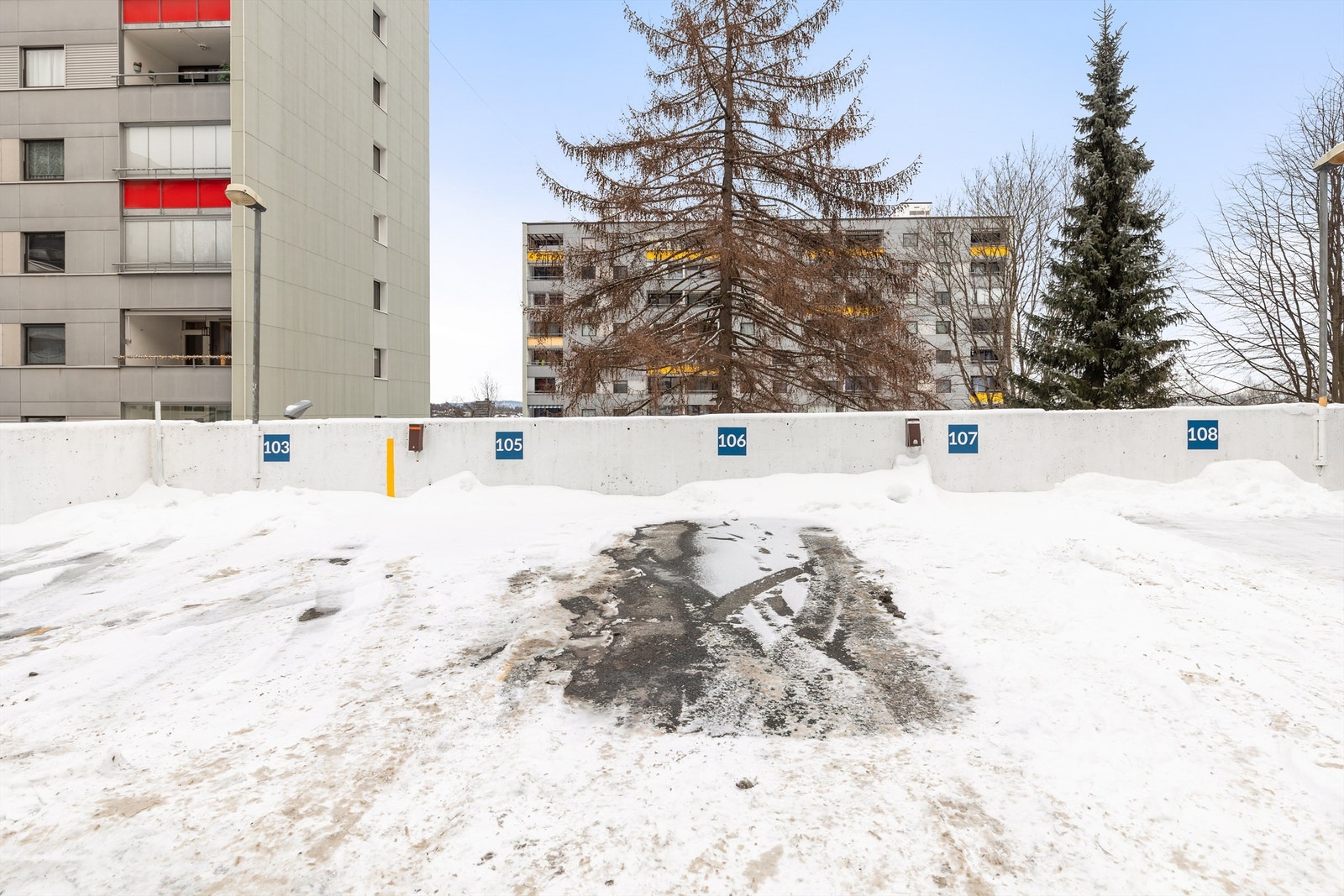 Egen utvendig parkeringsplass (nr. 106) medfølger leiligheten. Galleribilde