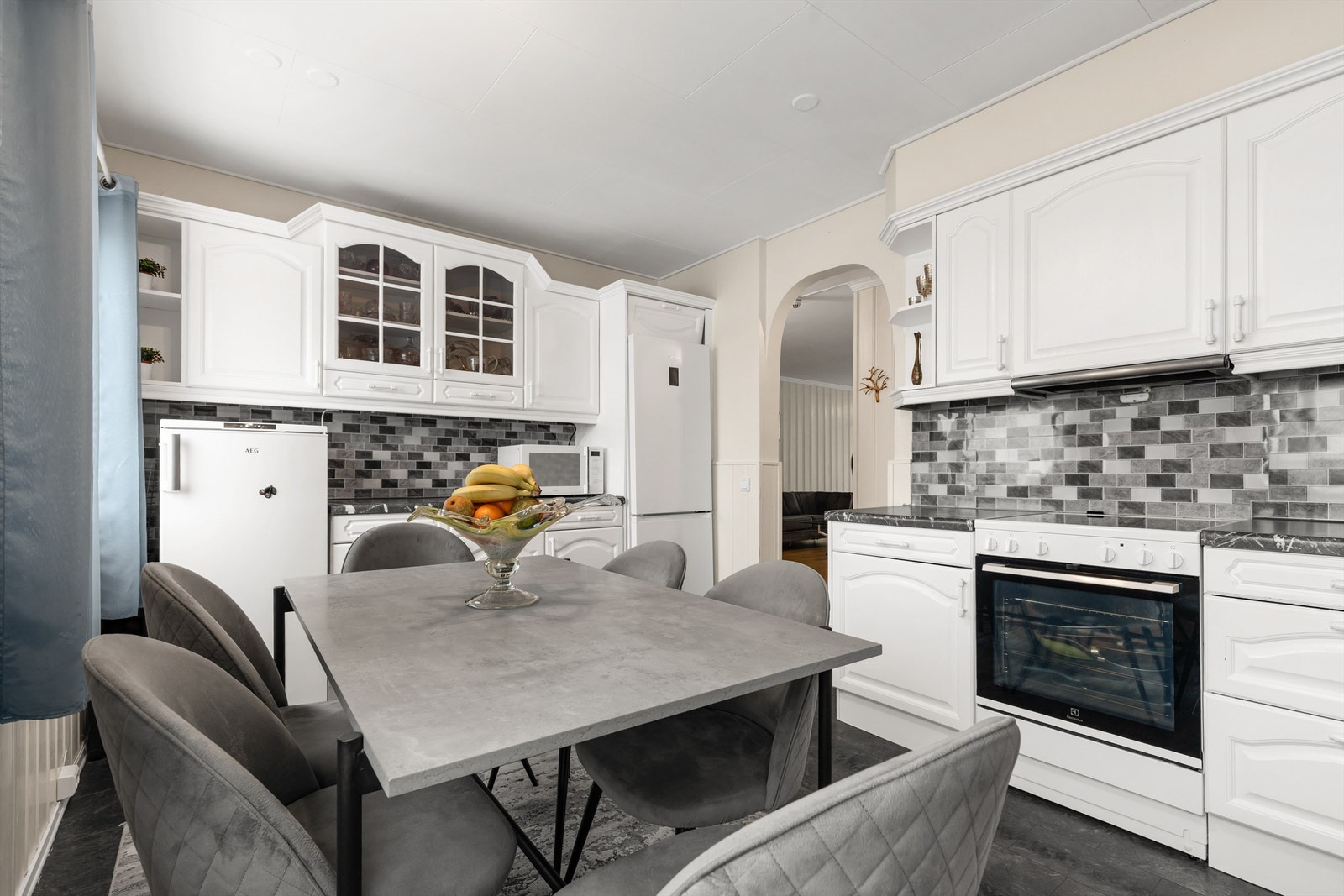 Godt med både skap- og benkeplass gjør kjøkkenet funksjonelt. Galleribilde