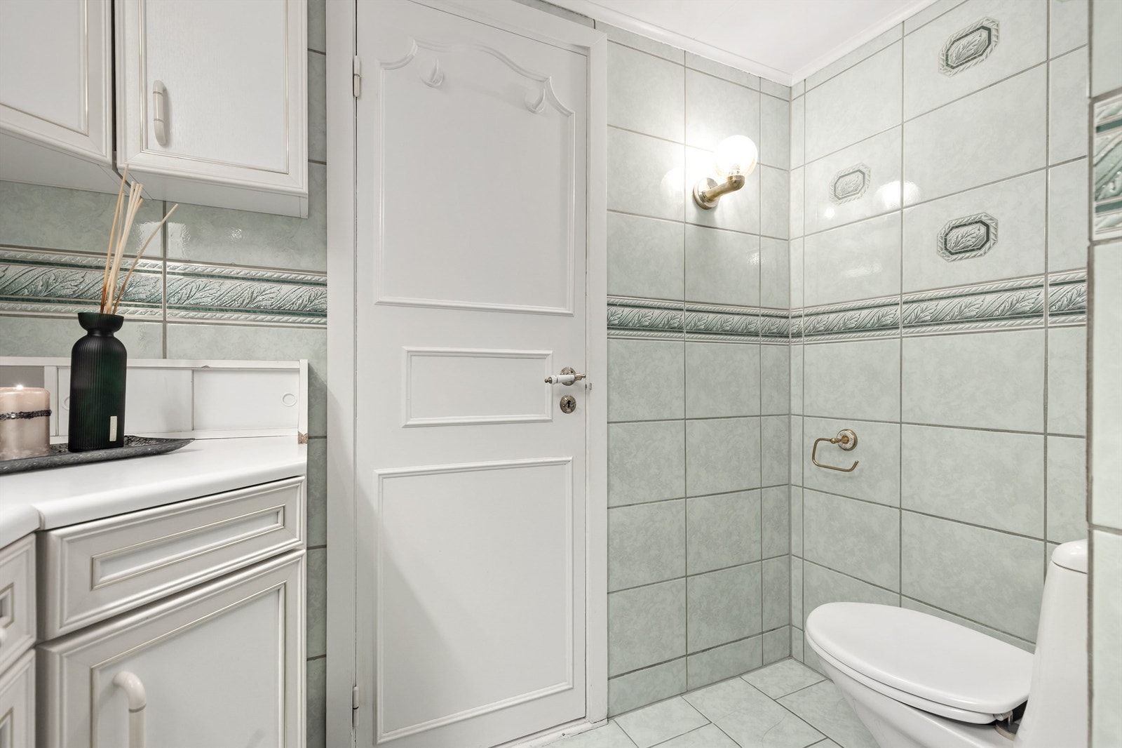 Rommet ventileres med en mekanisk avtrekksvifte i veggen. Galleribilde