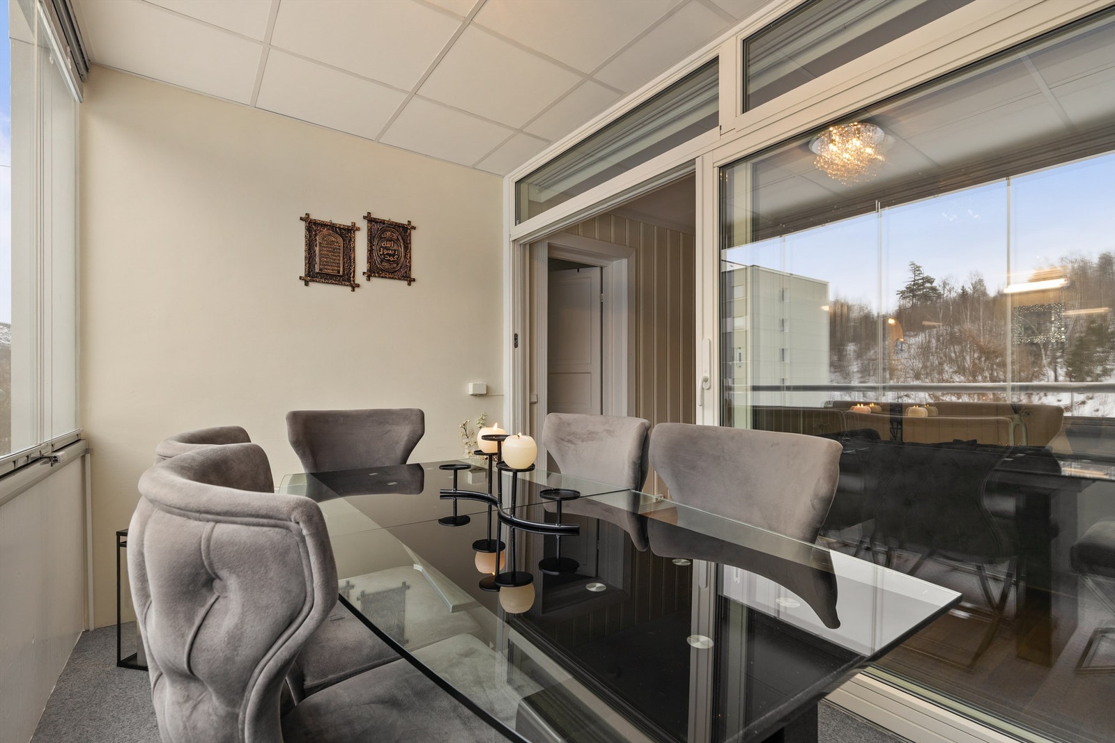 Balkongen er belagt med vegg-til-vegg-teppe. Galleribilde