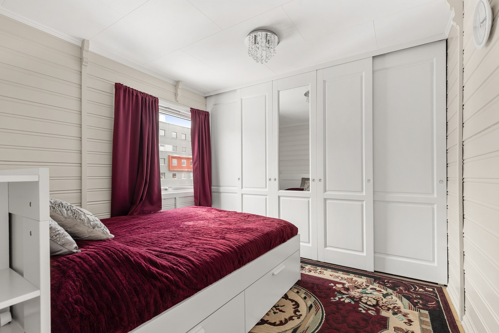 Hovedsoverommet har god plass til dobbeltseng og en stor integrert garderobeløsning. Galleribilde