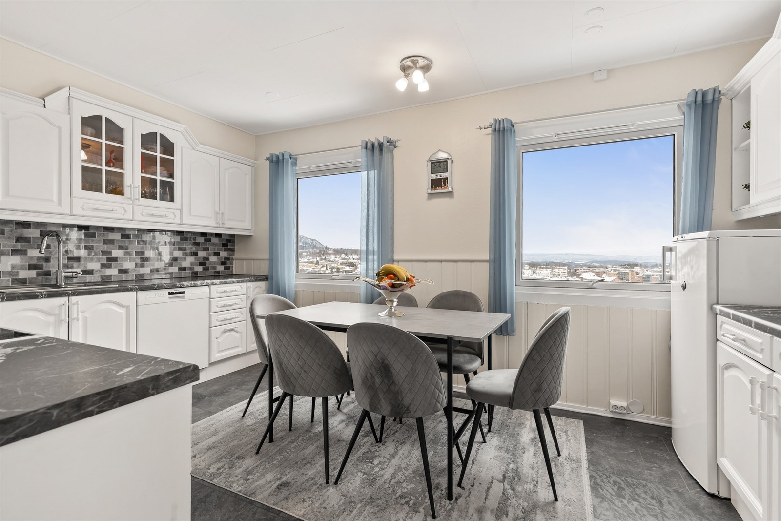 Romslig kjøkken med god plass til spisebord og utsikt fra 9. etasje. Galleribilde