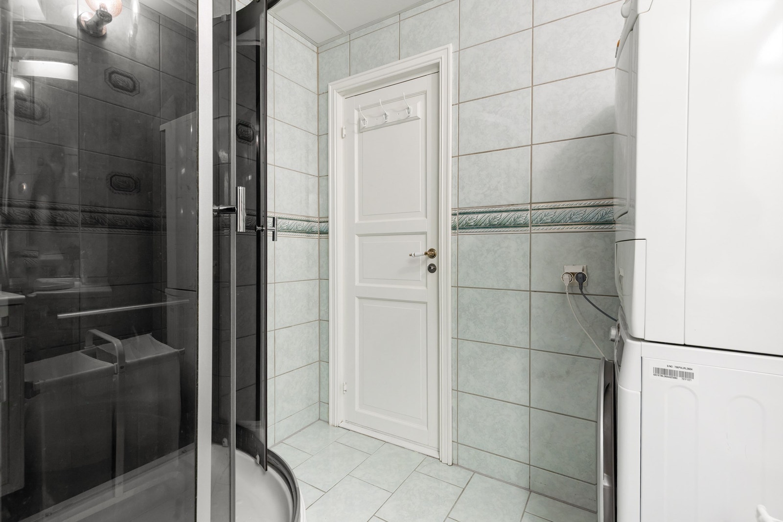 Dusjkabinett med glassdører og et gulvstående toalett. Galleribilde