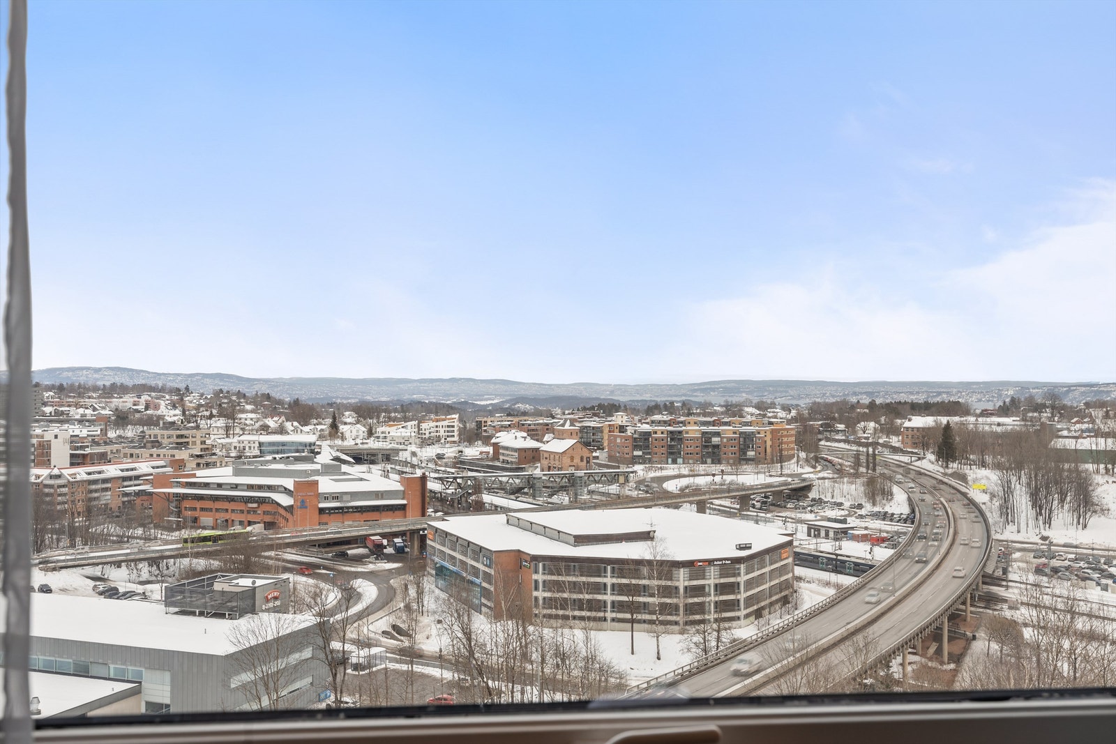 Fra leiligheten er det vidstrakt utsikt over Asker sentrum. Galleribilde