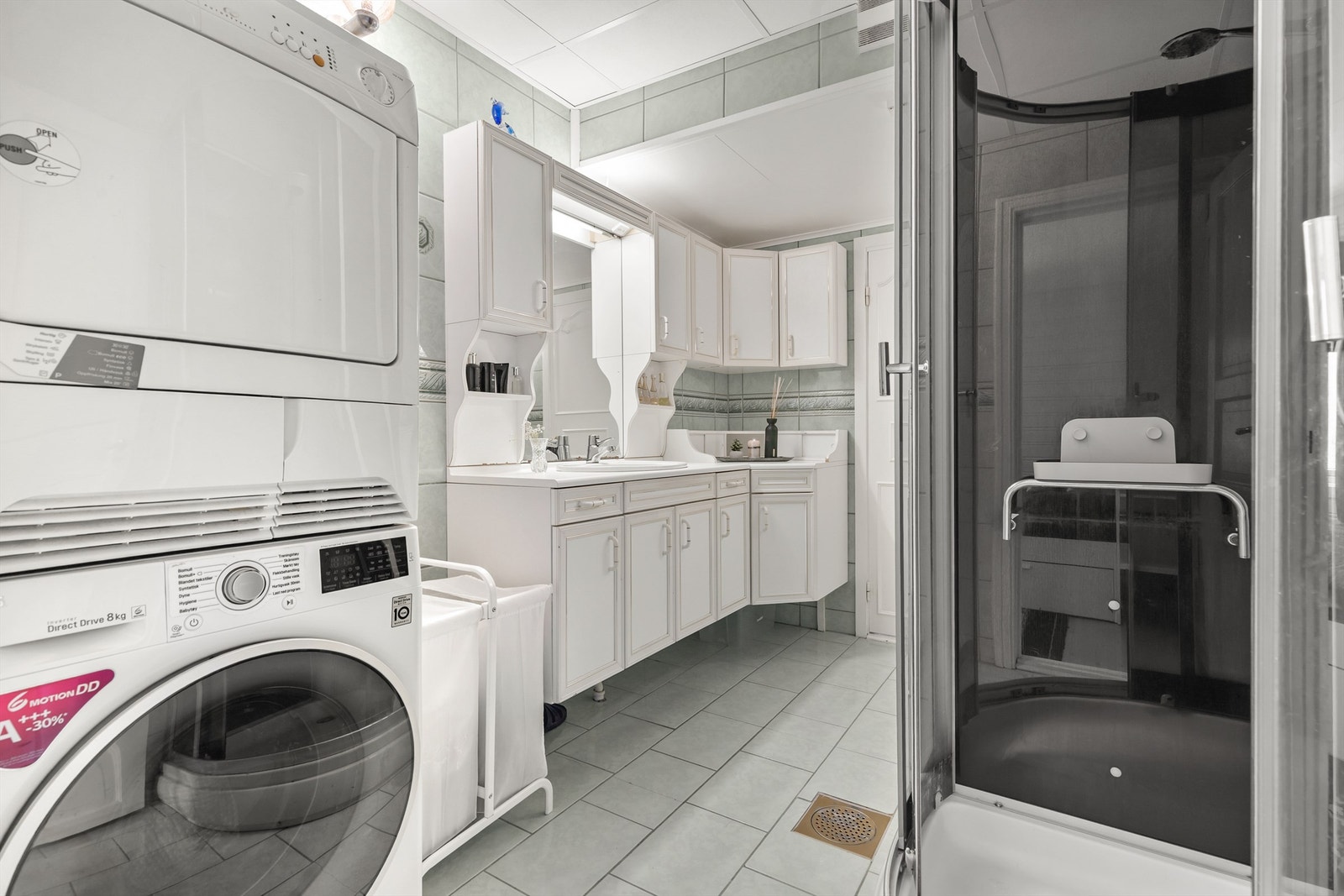 Det er opplegg for vaskemaskin og tørketrommel på badet. Galleribilde