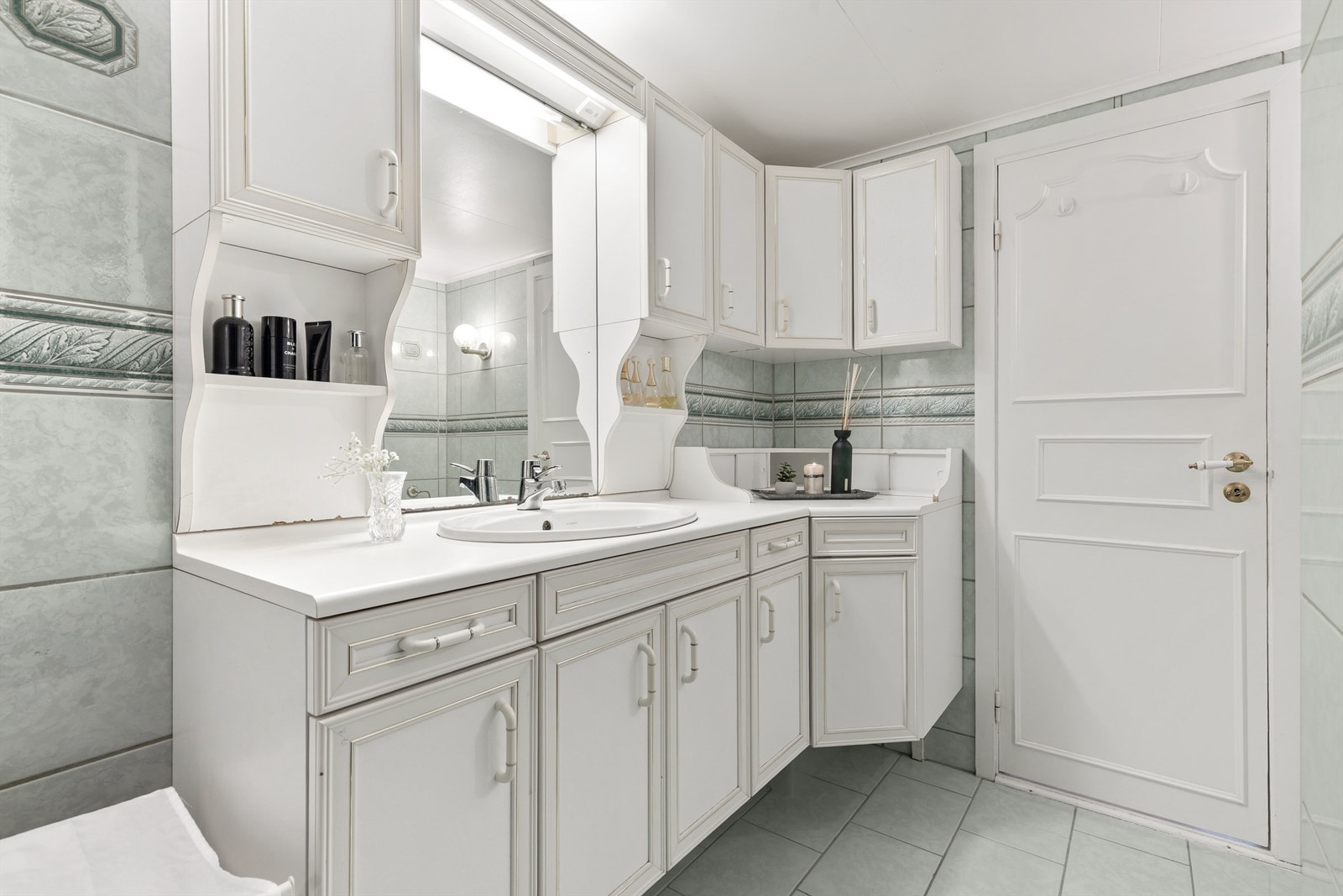 Servantinnredning med speil, overlys og vegghengt skap gir gode oppbevaringsmuligheter. Galleribilde