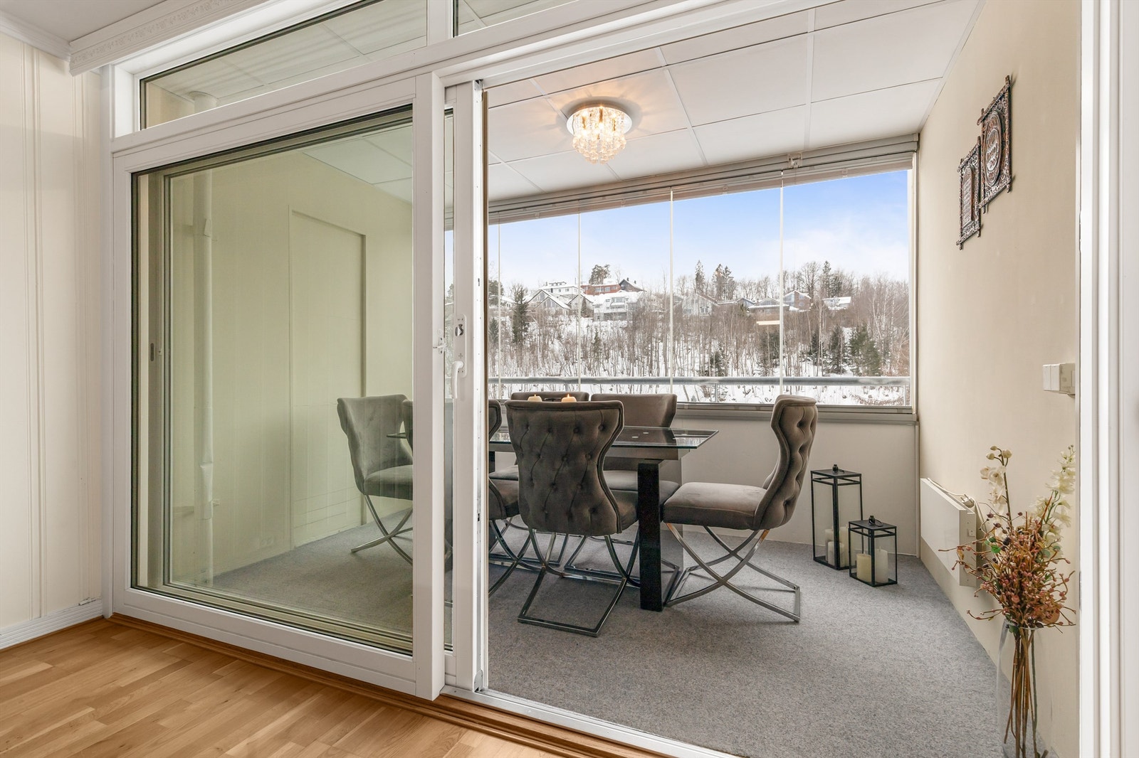 Skyvedøren i glass åpner opp og knytter stuen og balkongen sammen. Galleribilde