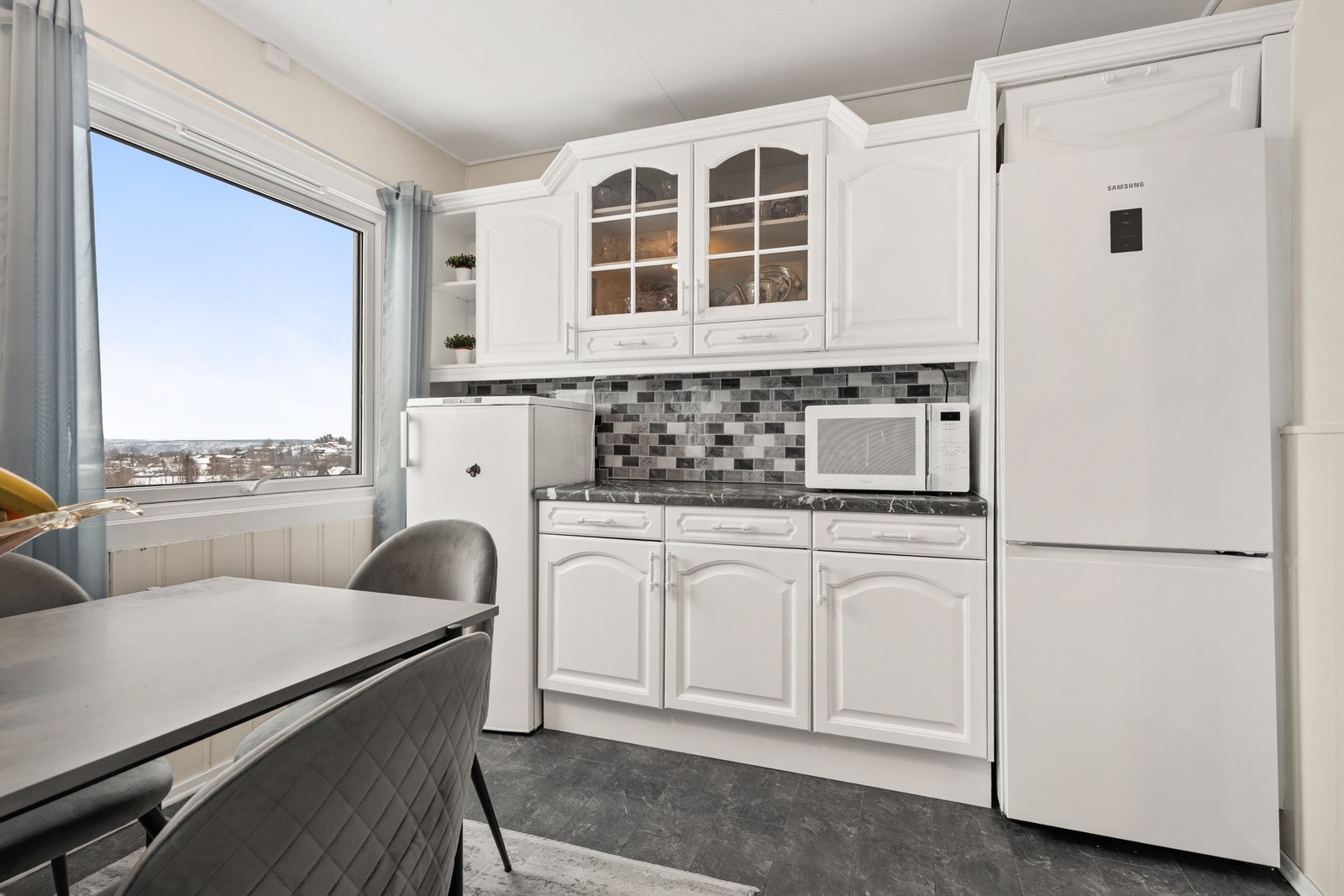 Varmtvannsbereder er plassert under benken. Galleribilde