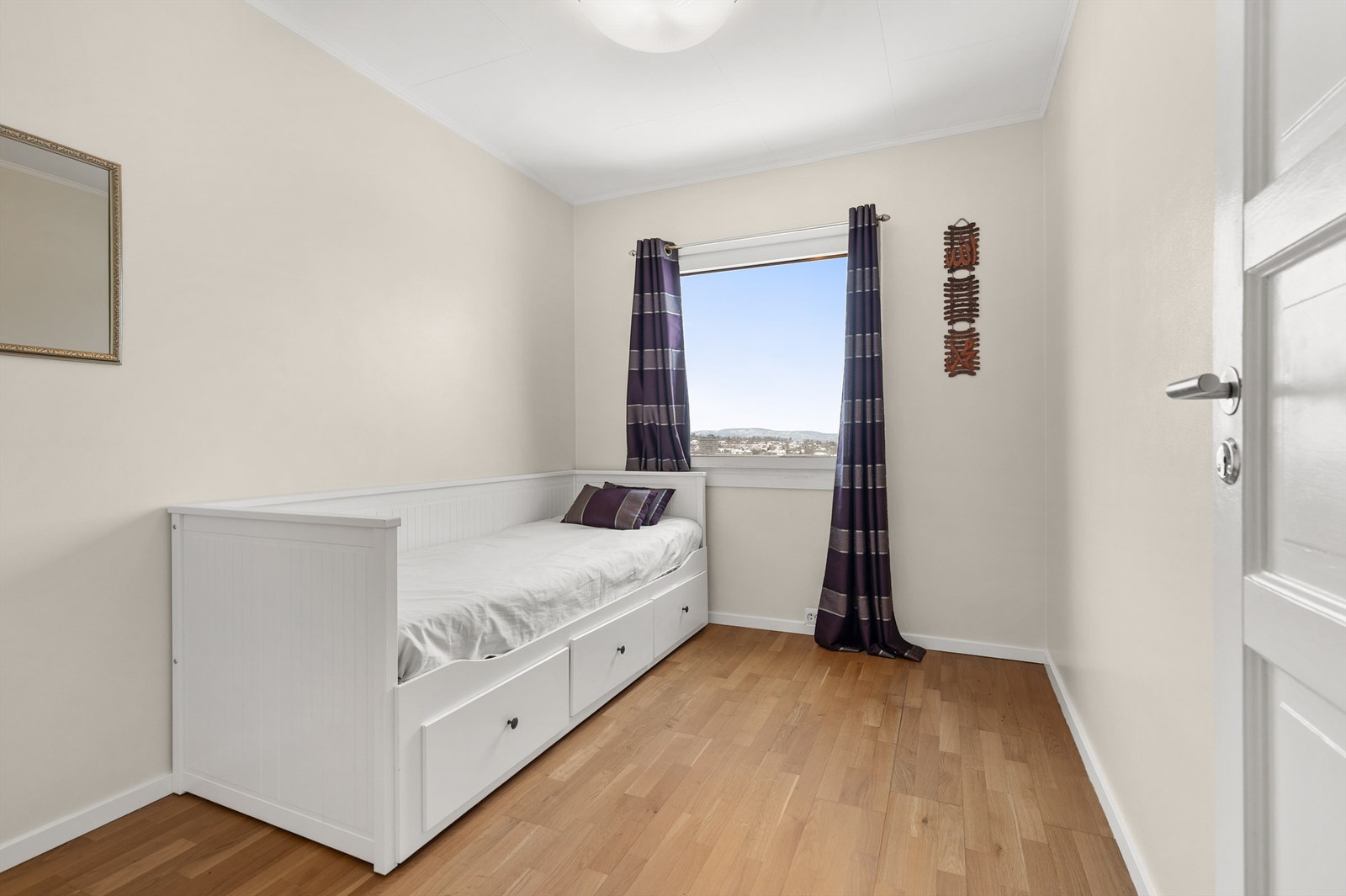 Det andre soverommet egner seg godt som barnerom, gjesterom eller kontor. Galleribilde