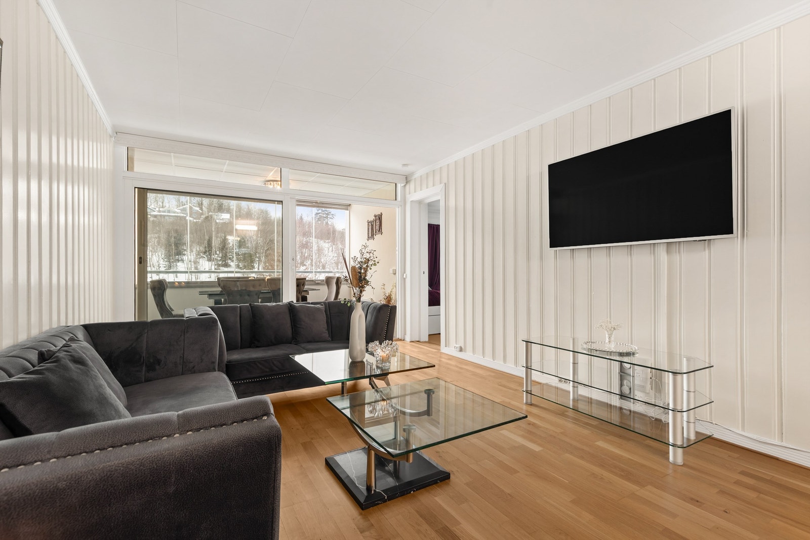 Velkommen til Fredbos Vei 70, presentert av Pojan Eskandari i Krogsveen. Galleribilde