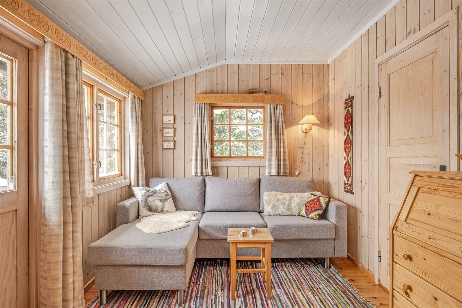 Stuen har flere vinduer som slipper inn rikelig med naturlig lys, samt åpner opp for utsikten. Galleribilde