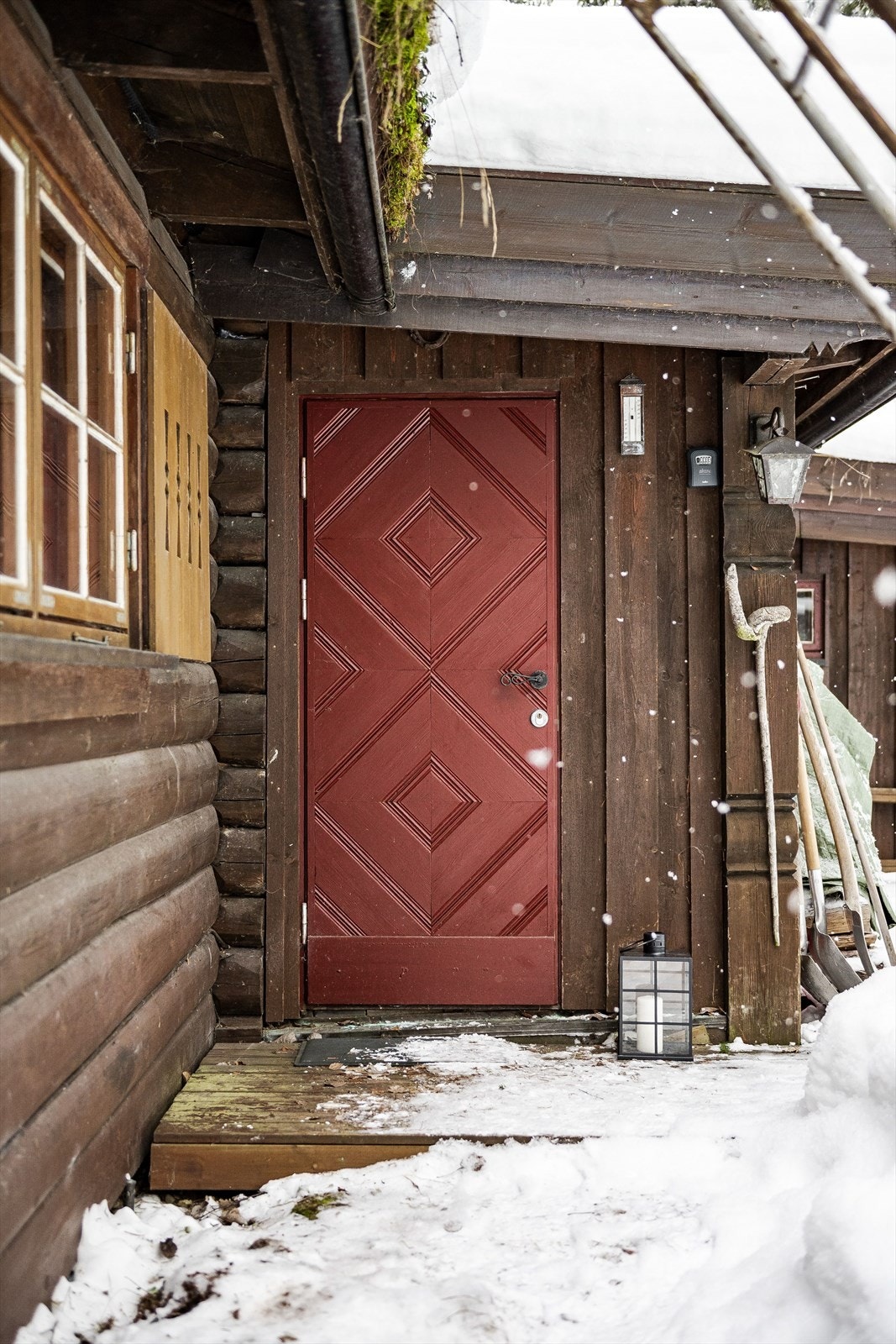 Du ønskes velkommen inn via en liten terrasseplatting. Hytta har en flott ytterdør i heltre. Galleribilde