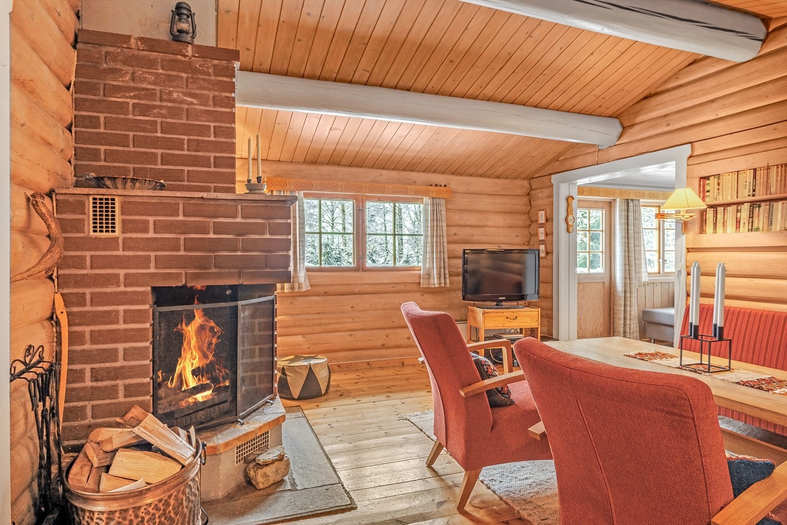 Fra entréen kommer du inn i en koselig stue med åpen peis. Galleribilde