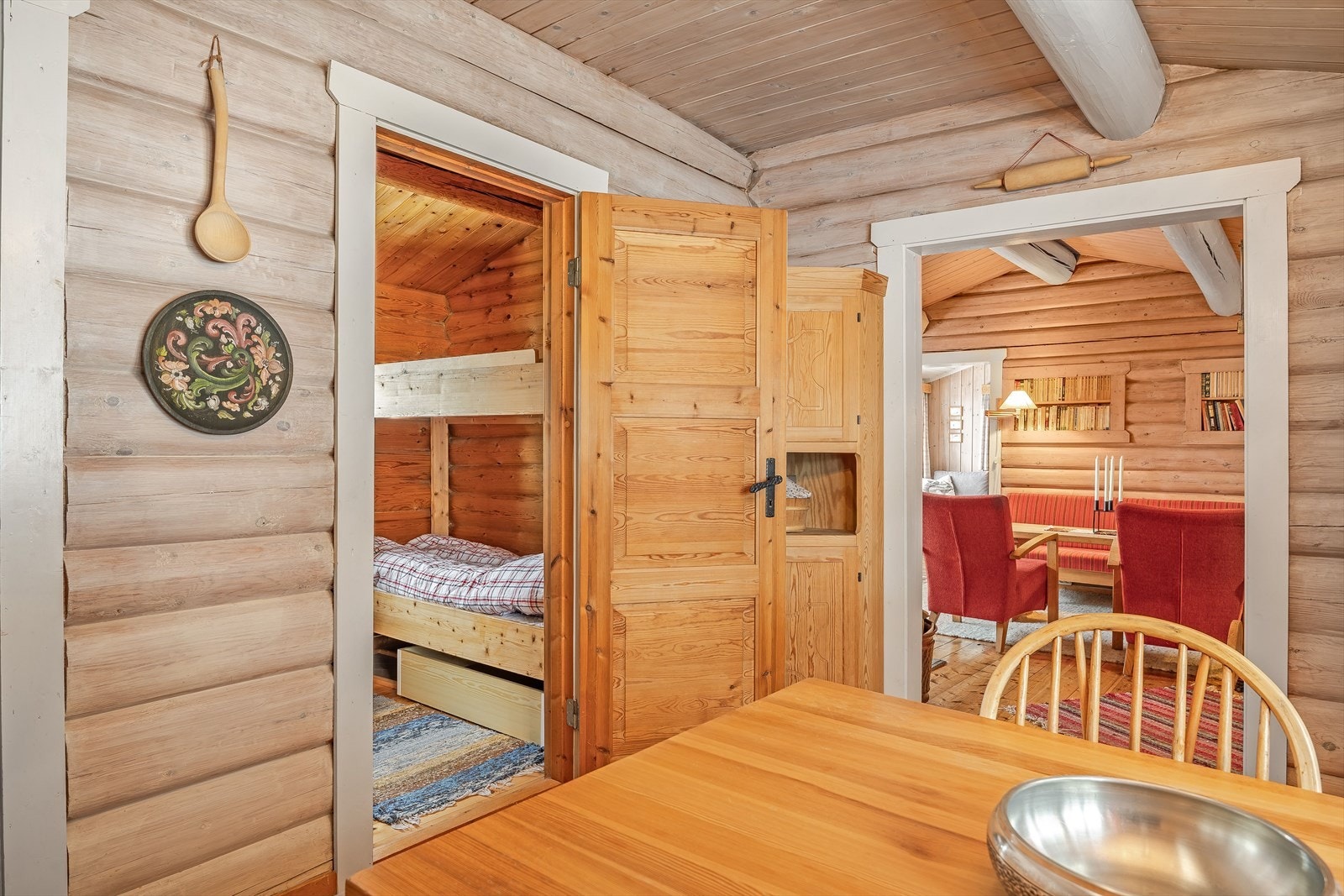 Fra kjøkkenet er det adkomst til et av soverommene. Galleribilde