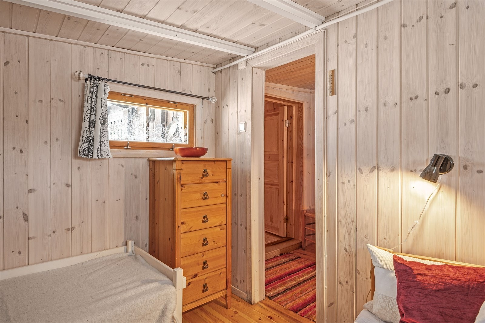 På soverommet er det plass til både seng og kommoder. Galleribilde