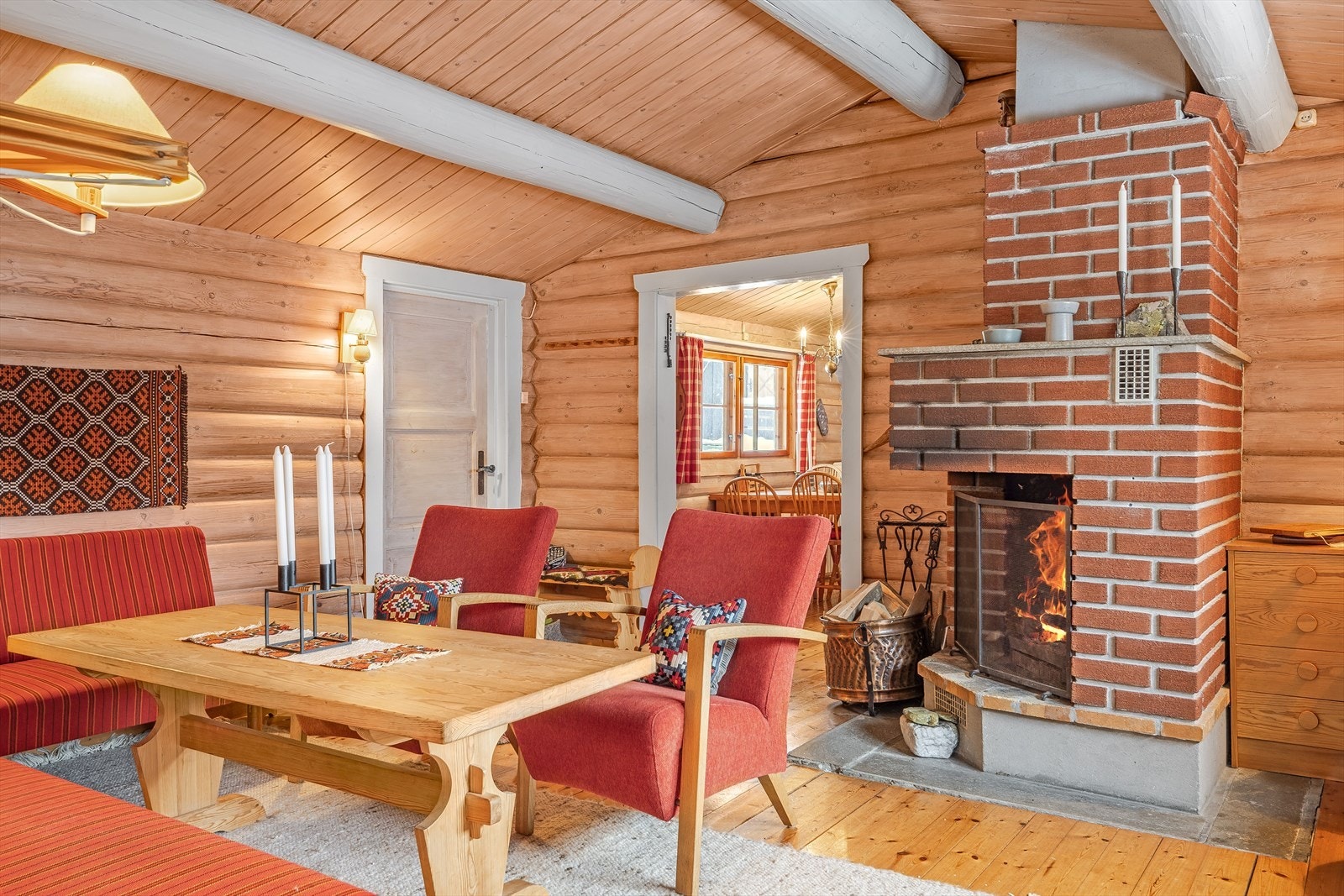 Som et fint midtpunkt i stuen er det en koselig åpen peis som både gir god varme og bidrar til ekstra hygge. Galleribilde