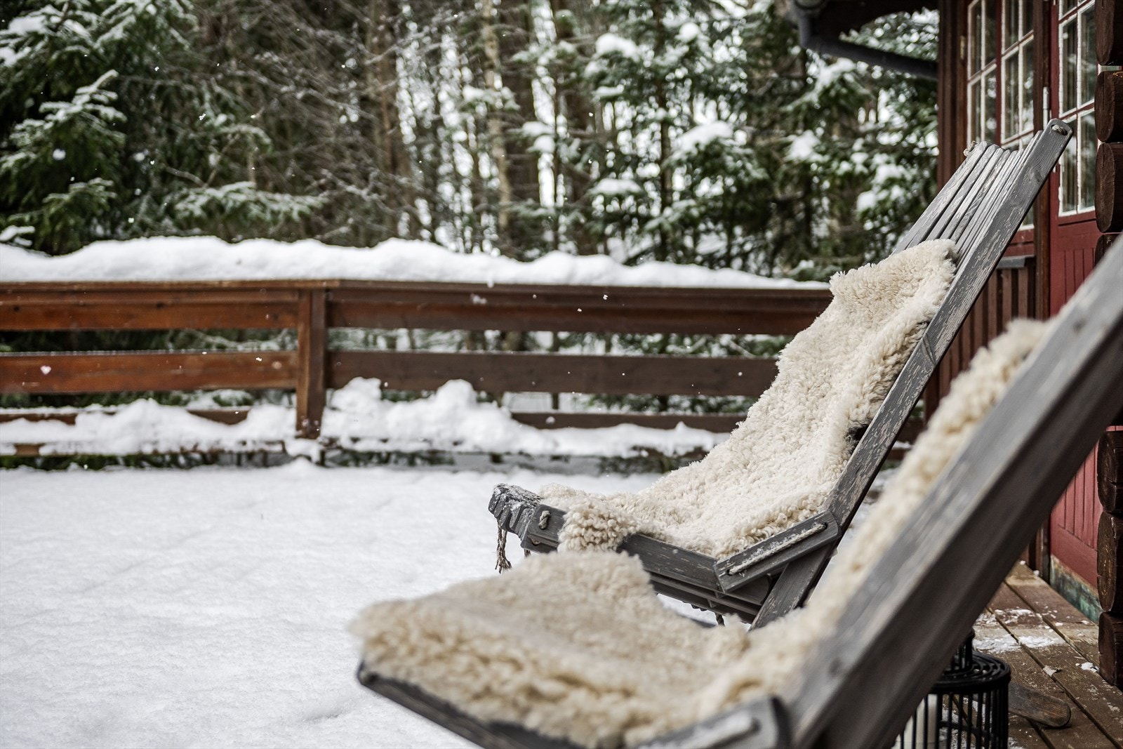 Fra stuen er det utgang til en vestvende terrassen. Galleribilde