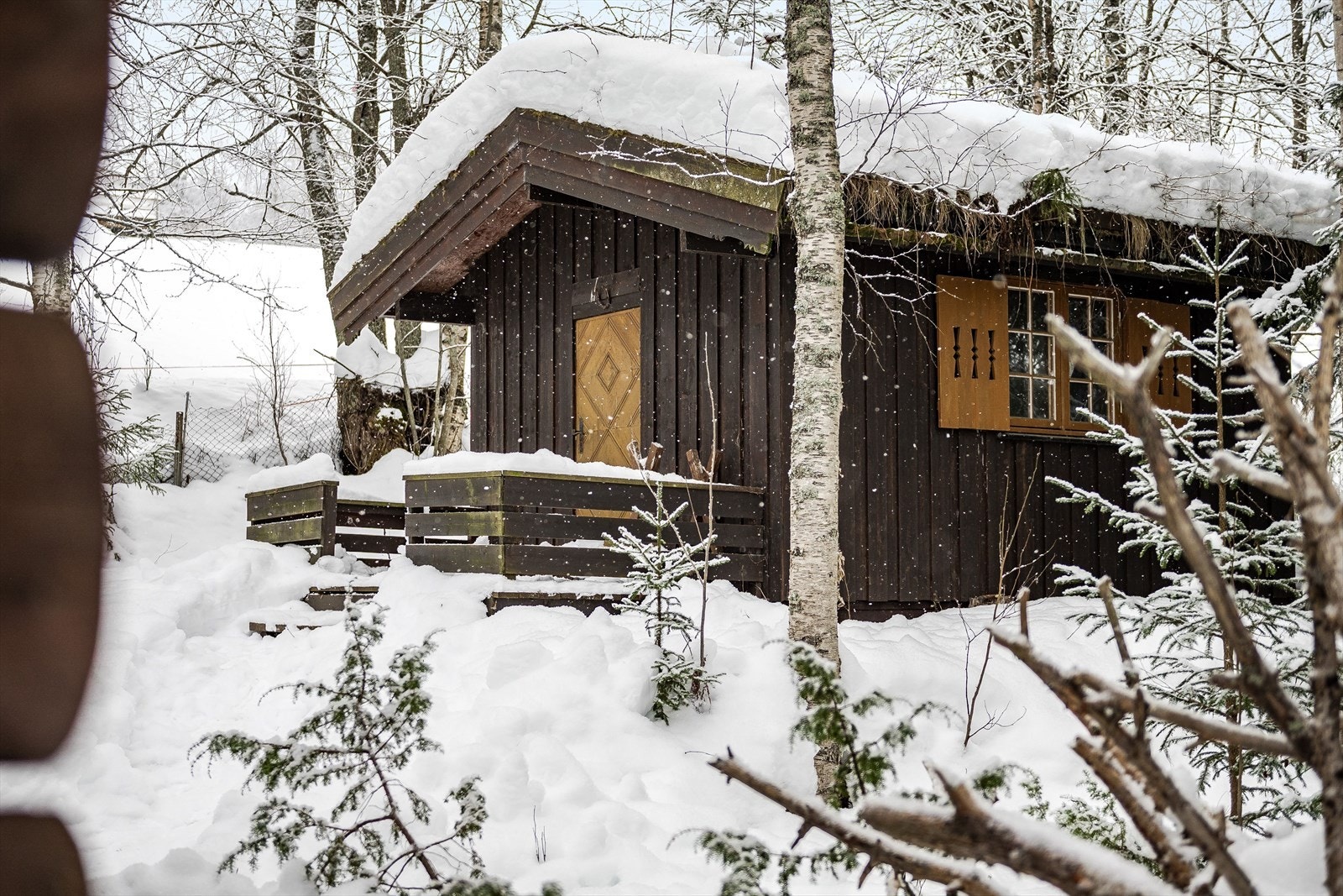 Eiendommen er også bebygd med et uthus fra 2004 på 13m² som består av et lagerrom. Galleribilde