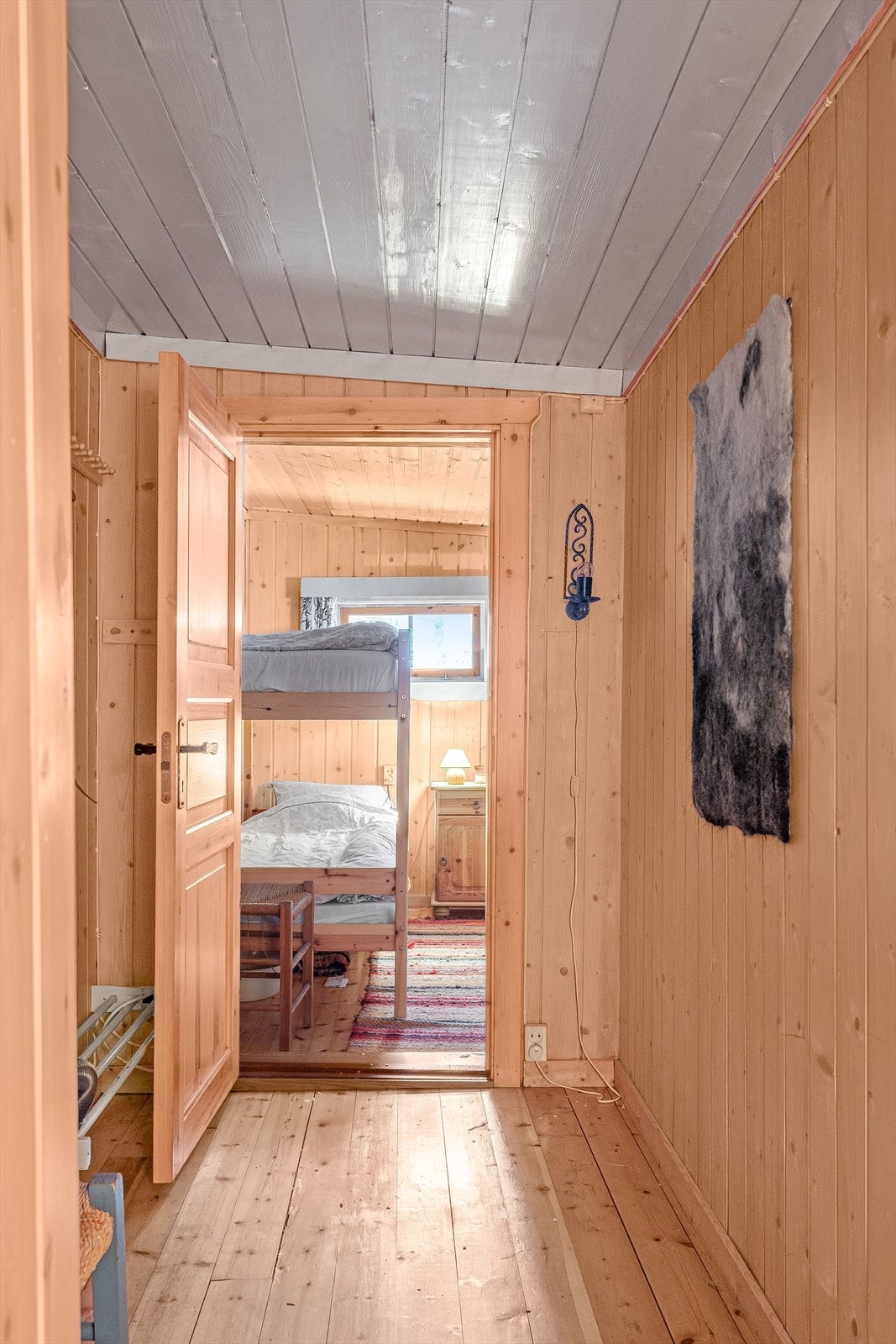 Fra entréen er det adkomst til bod innredet som et soverom (ikke godkjent). Galleribilde