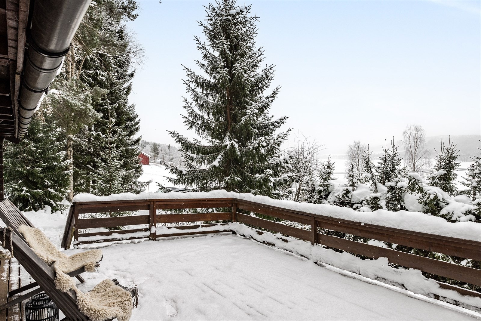 Utenfor stuen er det en solrik og vestvendt terrasse med nydelig utsikt mot Osensjøen. Galleribilde