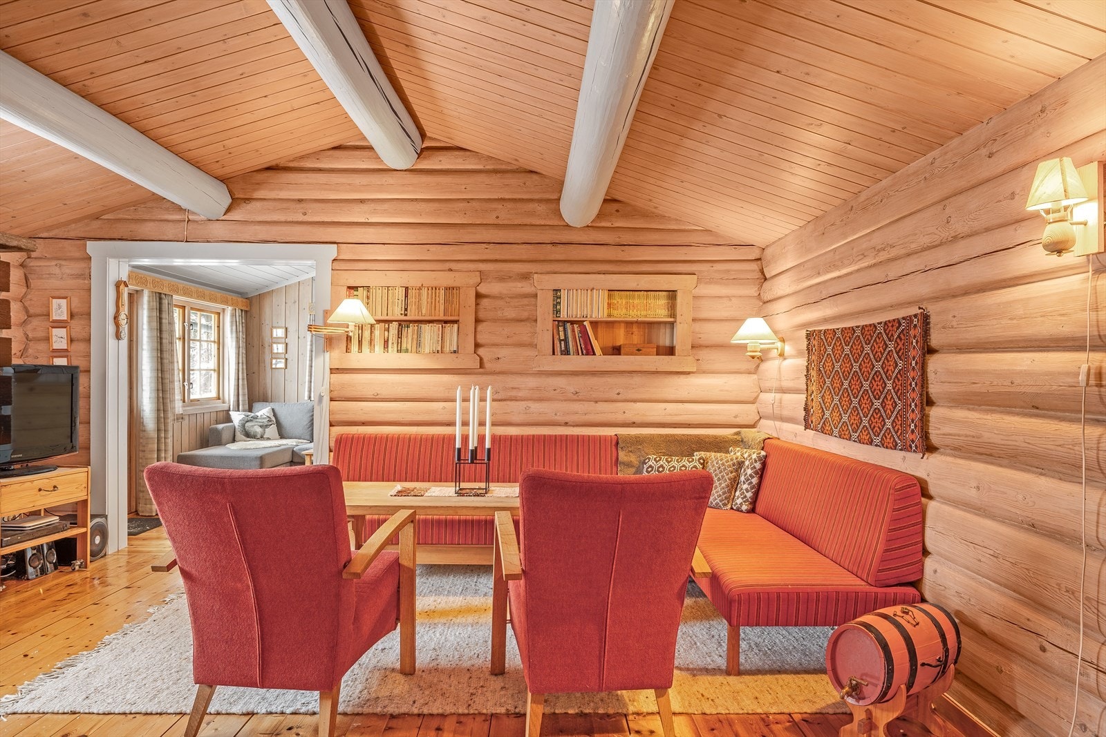 Stuen har mønet himling som sørger for en god og luftig romfølelse. Galleribilde