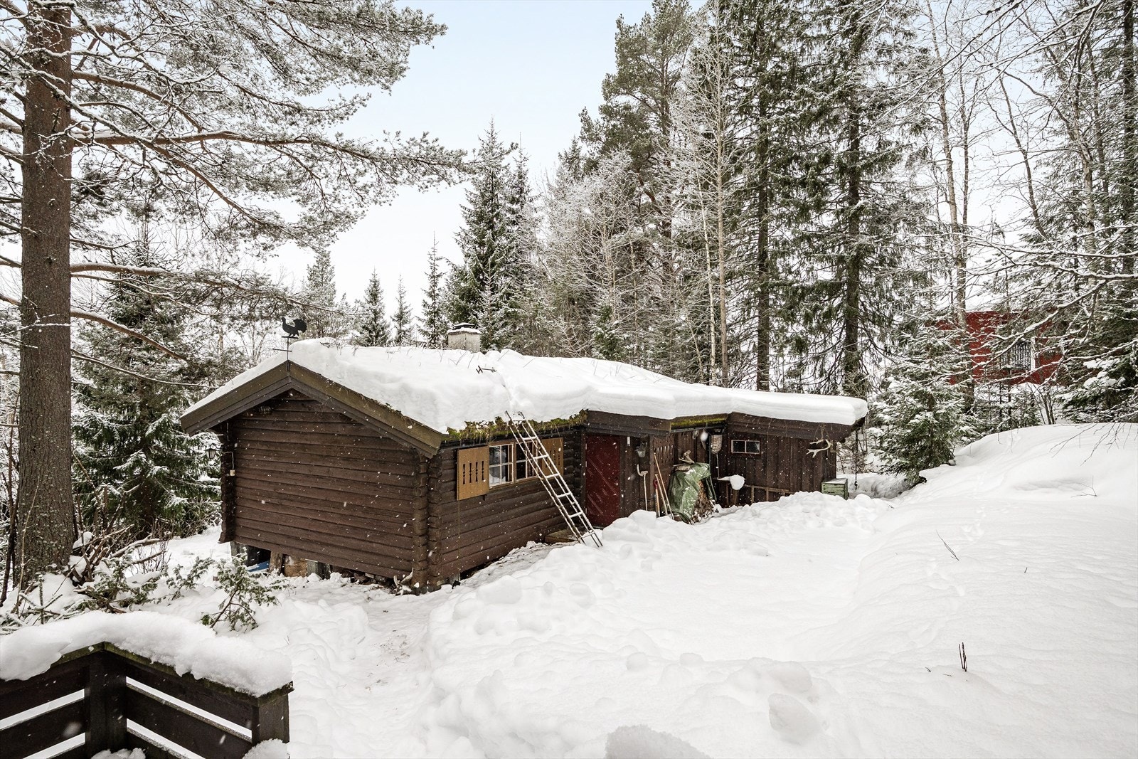 Opprinnelig del av hytta har yttervegger av 6" høvlet og laftet tømmer. Tilbygget del er utført av isolerte bindingsverksvegger, med stående panel innvendig og utvendig. Galleribilde