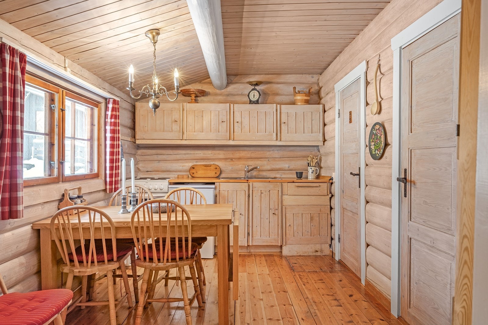 Hytta har et hyggelig spisekjøkken med plass til et stort spisebord. Galleribilde