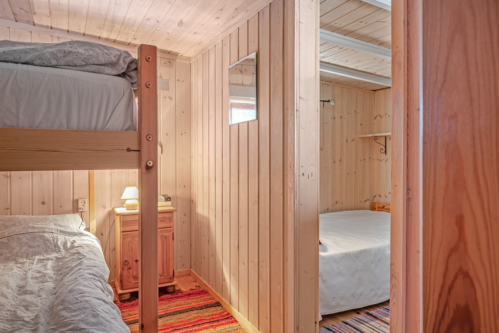 Her kommer du først inn i en sovealkove med to sengeplasser. Galleribilde