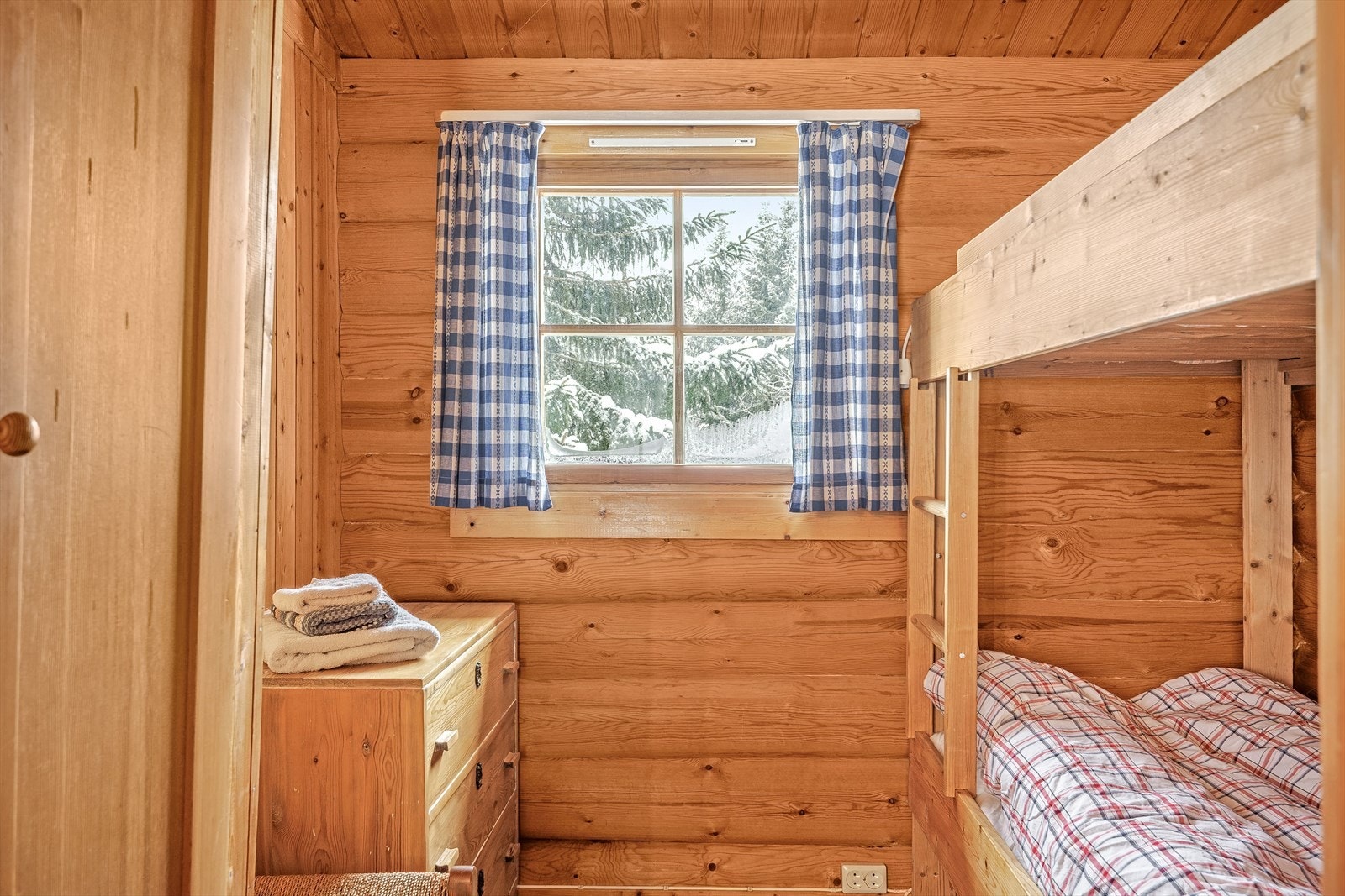 På soverommet er det oppbevaringsplass i medfølgende garderobe, samt ytterligere plass til kommode. Galleribilde