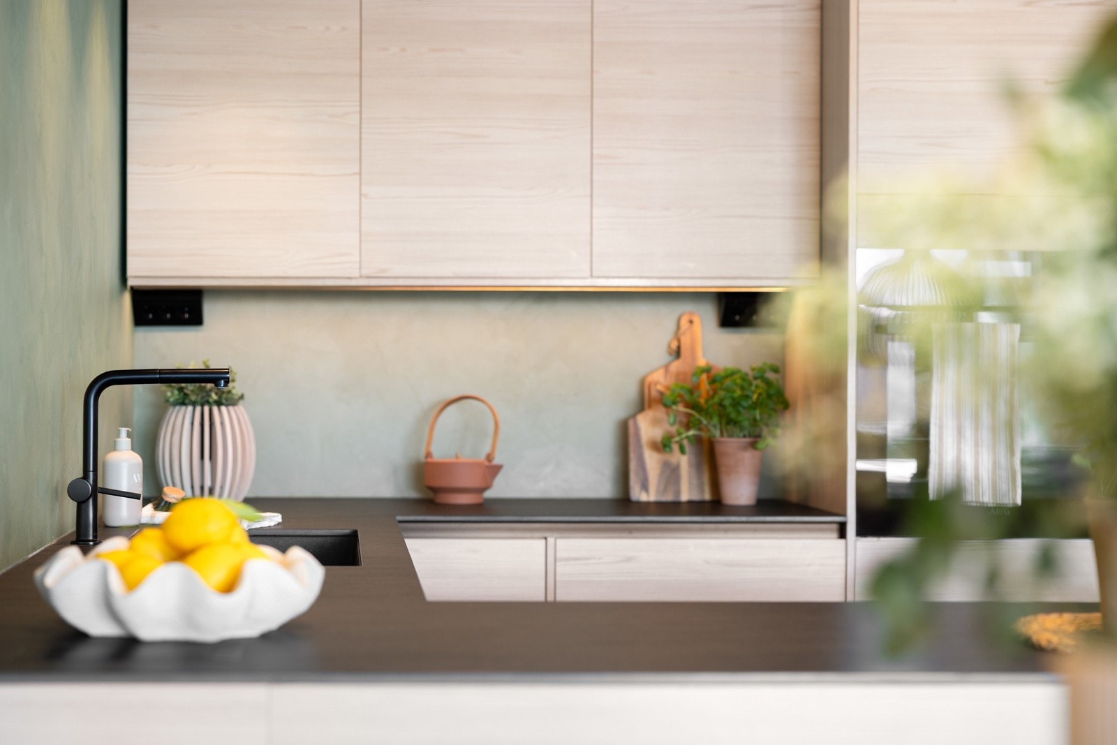 - Åpent kjøkken med delikat benkeplate i stein/kompositt - Galleribilde