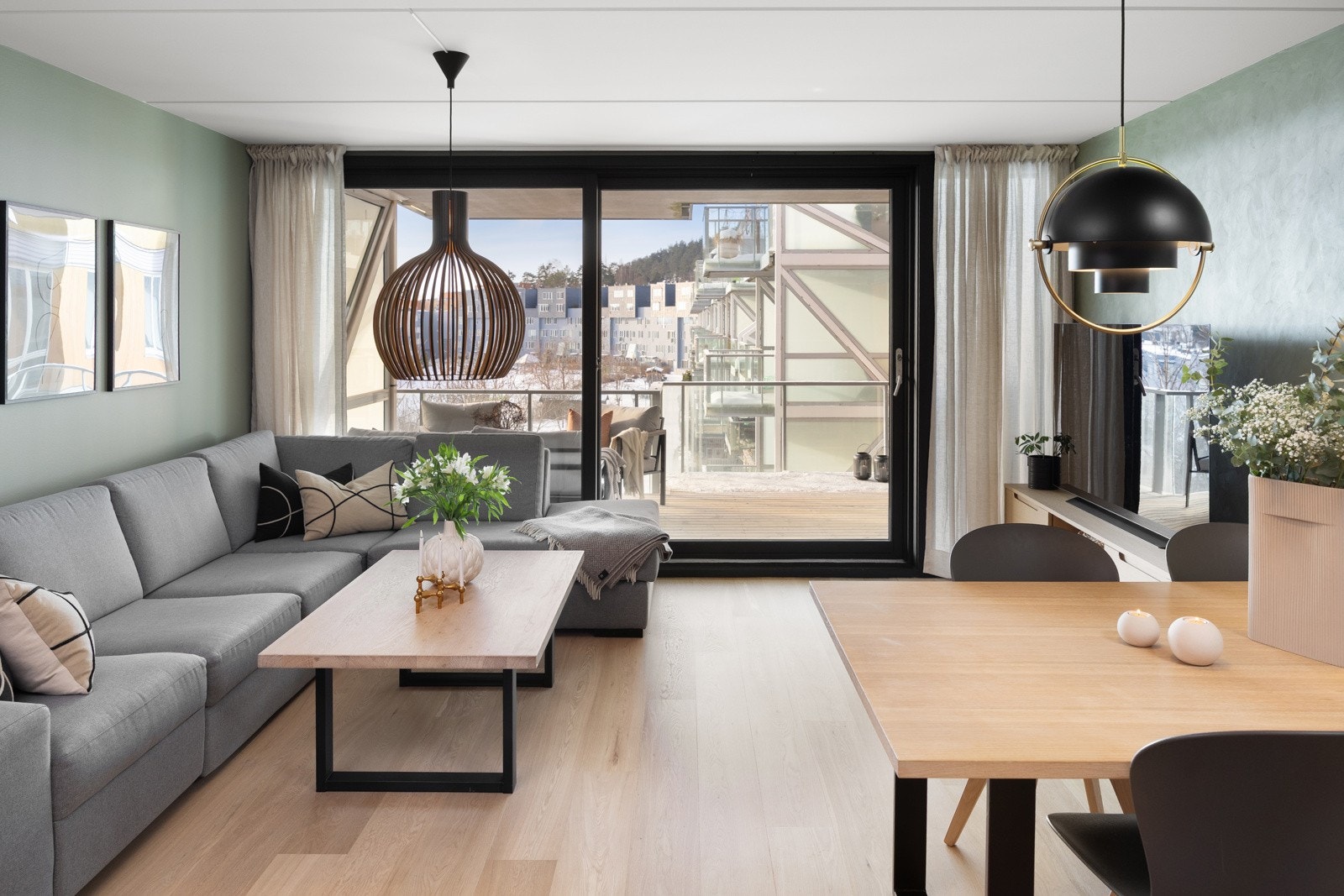 - Stor, luftig stue med store vindusflater som gir gode lysforhold og flott utsikt - Galleribilde