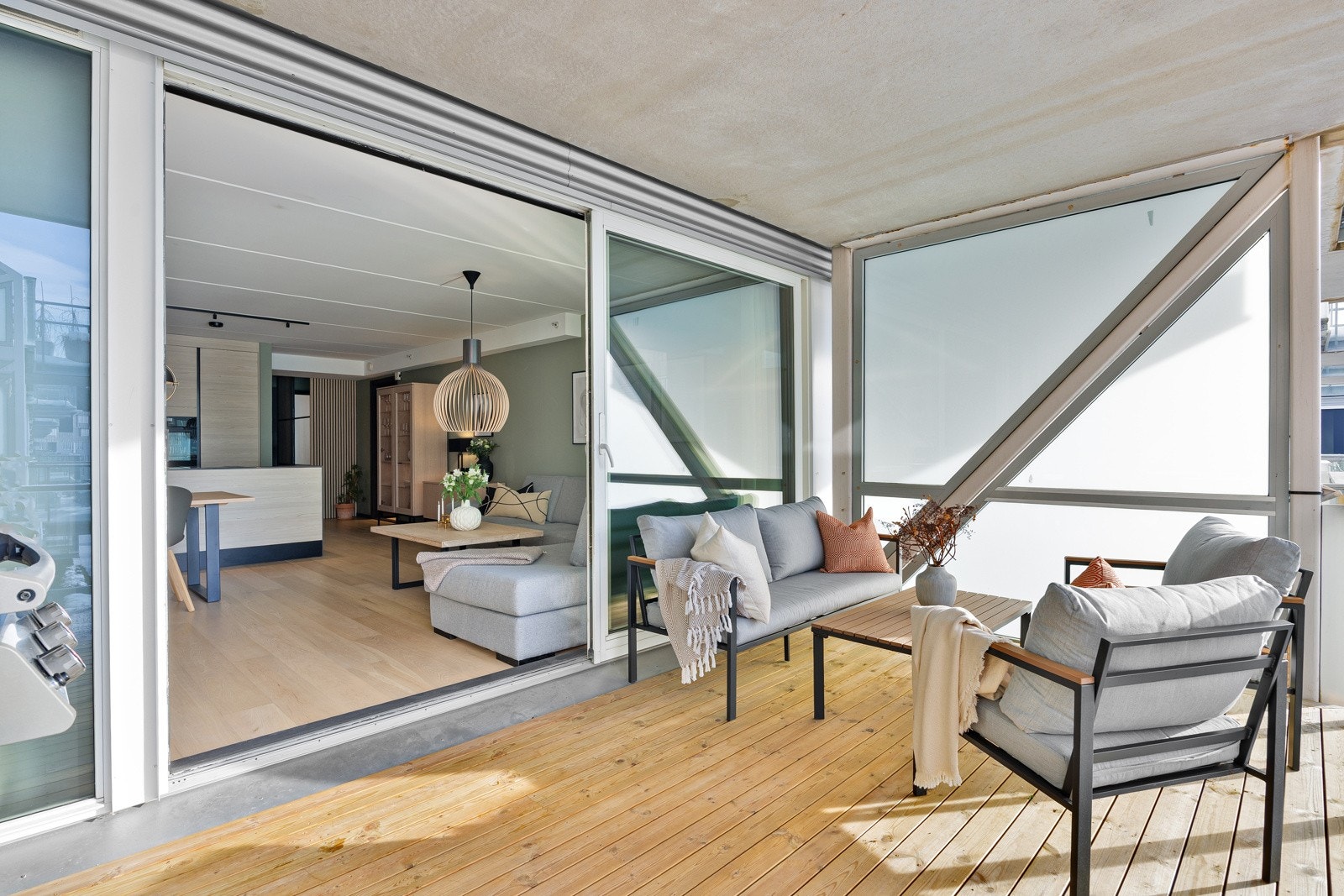 - Balkongen fungerer som en forlengelse av leiligheten i sommerhalvåret - Galleribilde