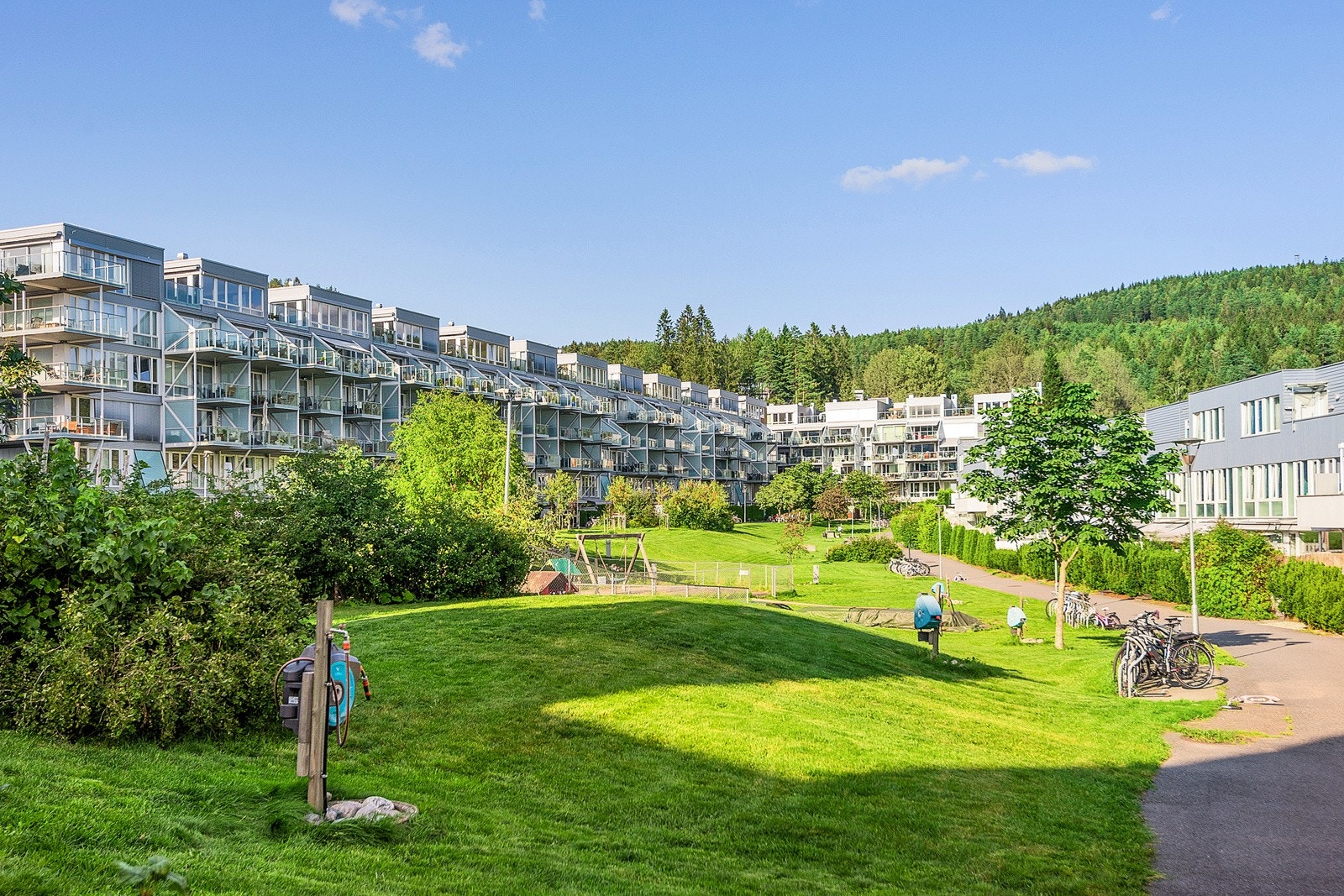 - Sommerbilde av gårdsrommet - Galleribilde