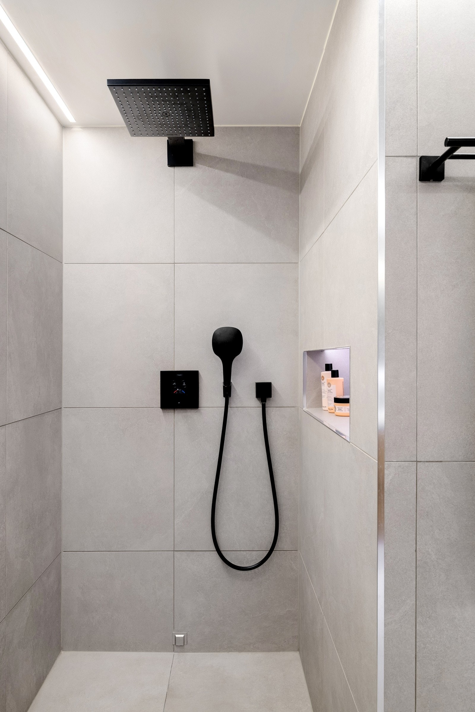 - Dusjnisje med integrert regnfallsdusj og håndholdt dusjarmatur - Galleribilde