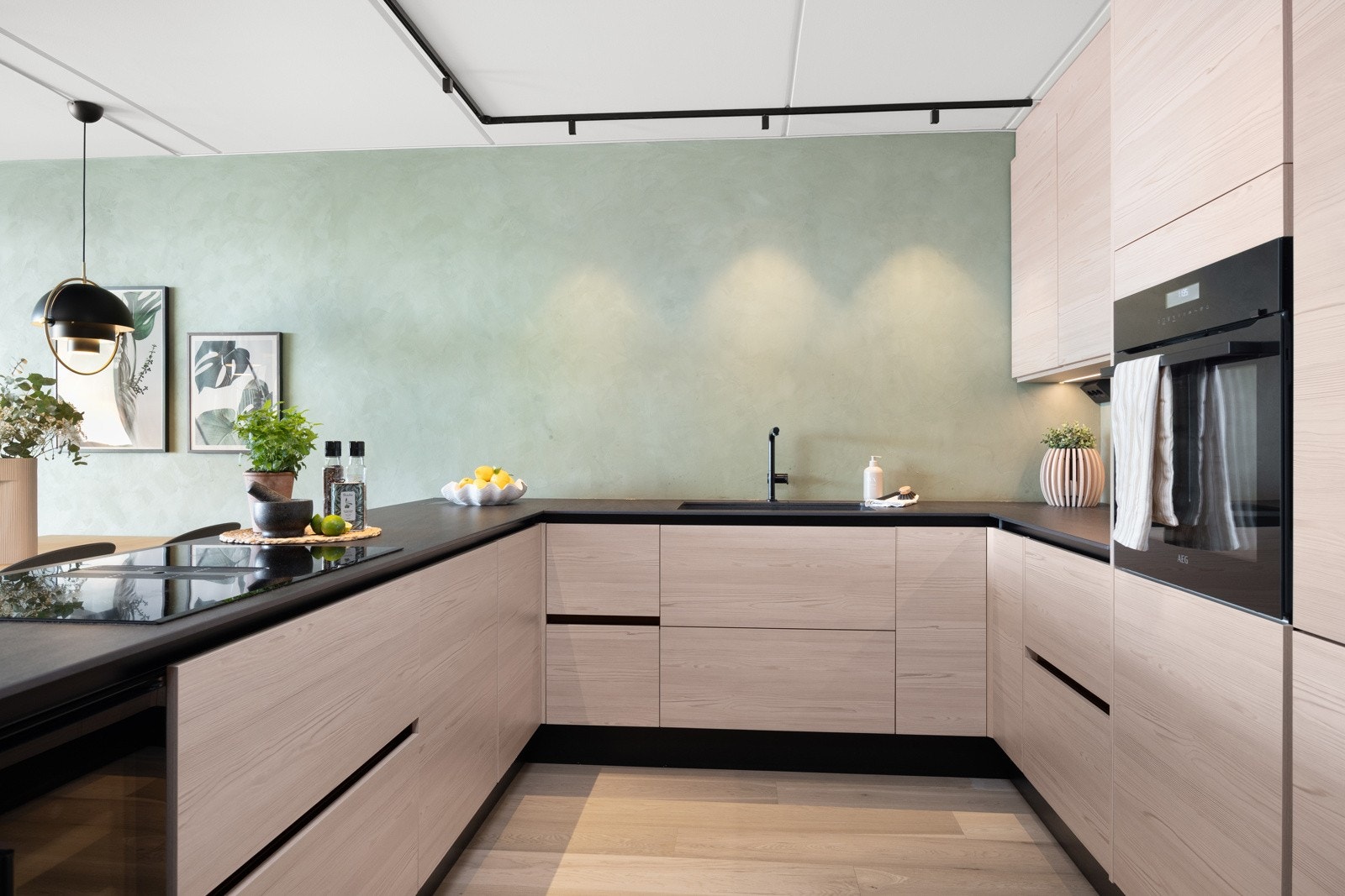 - Integrert stekeovn, induksjonstopp med integrert ventilator, vinskap, oppvaskmaskin og kjøl-/ fryseskap - Galleribilde