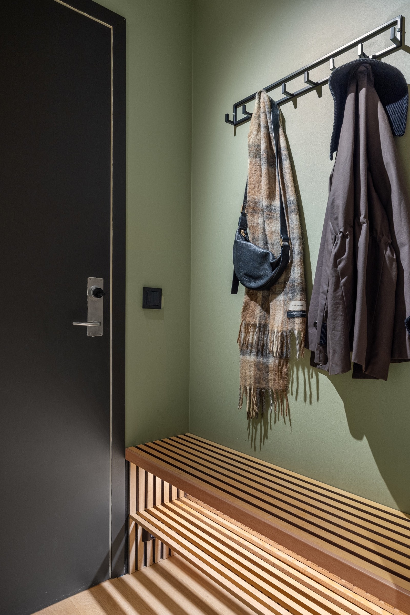 - Entré med plassbygget sittebenk - Galleribilde