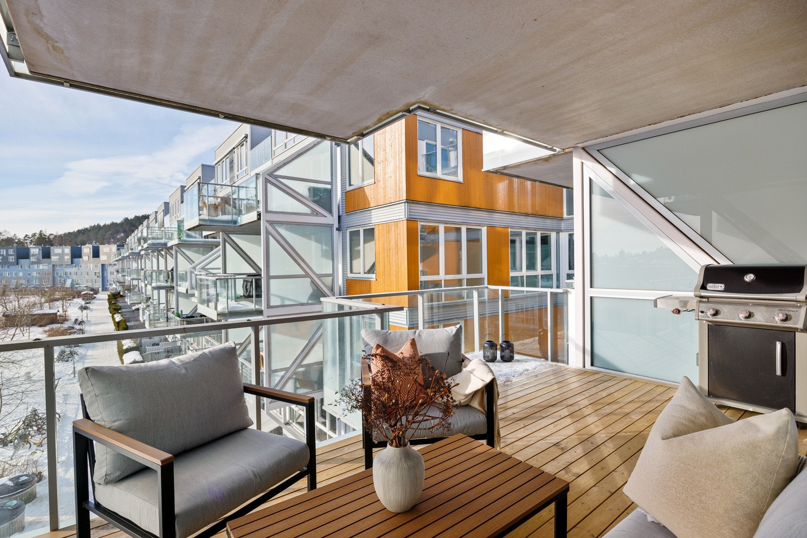 - Det ble lagt nye trebord på balkongen 2024 - Galleribilde