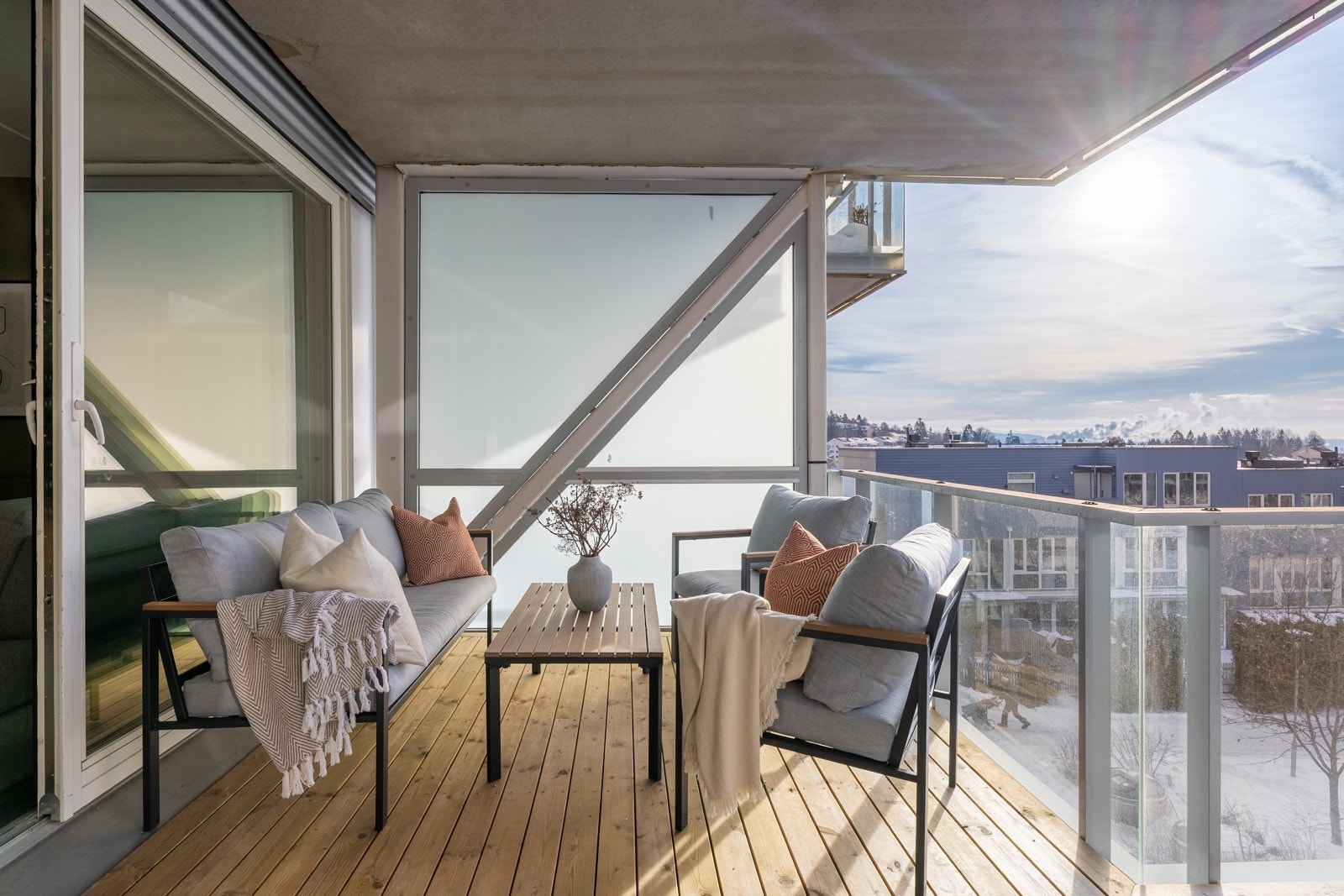 - Balkongen er delvis overbygget og har god plass til sittegruppe, grill og beplantning - Galleribilde