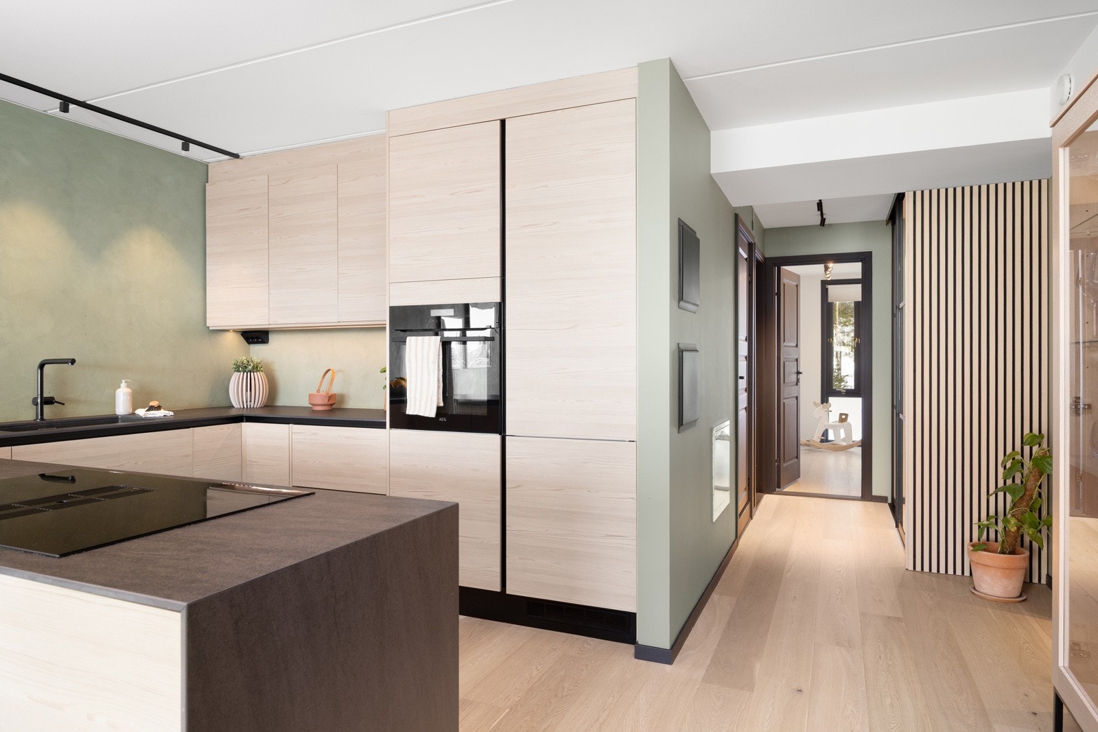 - Lekker innredning fra 2021 med slette fronter og god skap- og benkeplass - Galleribilde