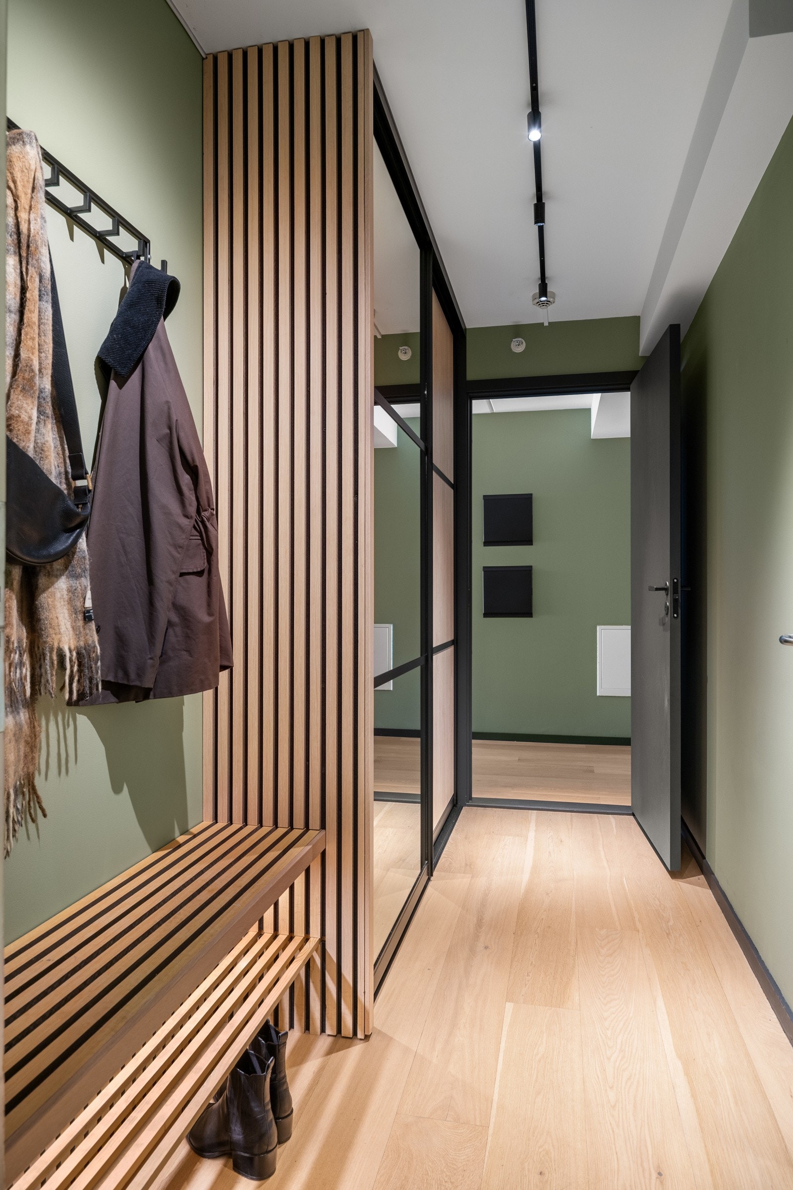 - Plassbygget skyvedørsgarderobe også i entréen - Galleribilde