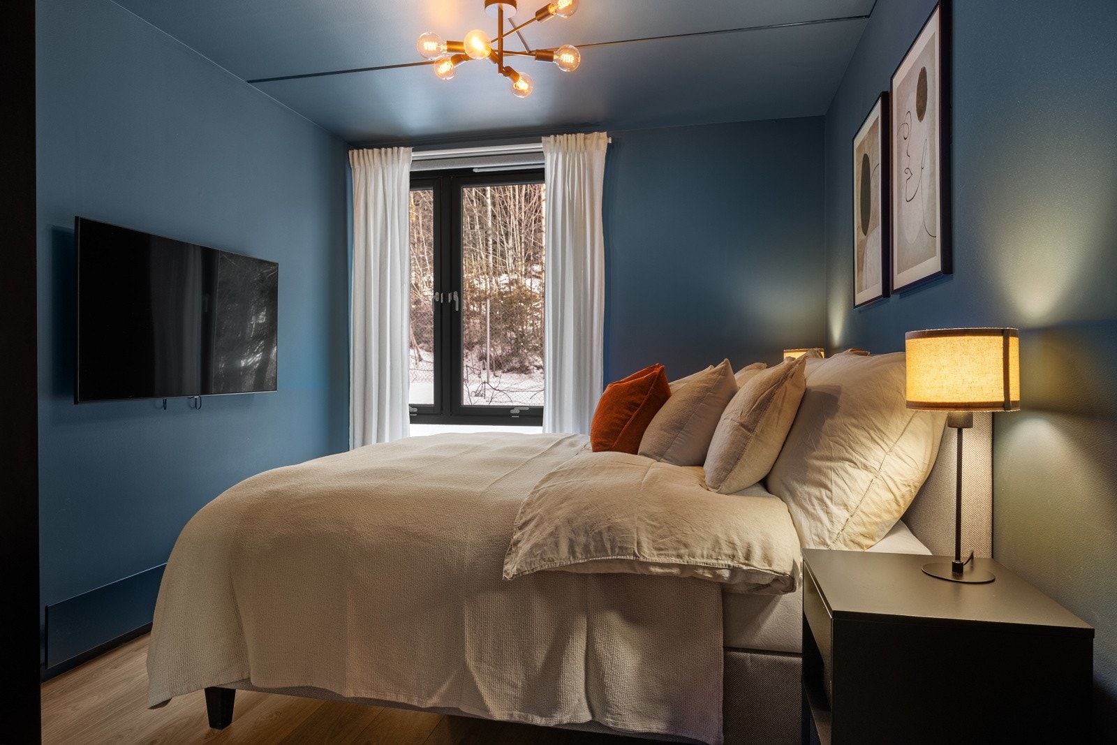 - Luftig hovedsoverom vendt mot skogsområde. Plass til dobbeltseng, nattbord, kommode etc - Galleribilde