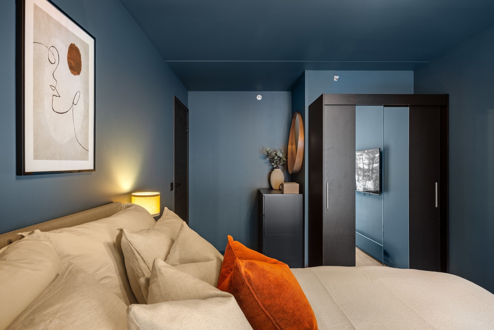 - Stort garderobeskap medfølger - Galleribilde