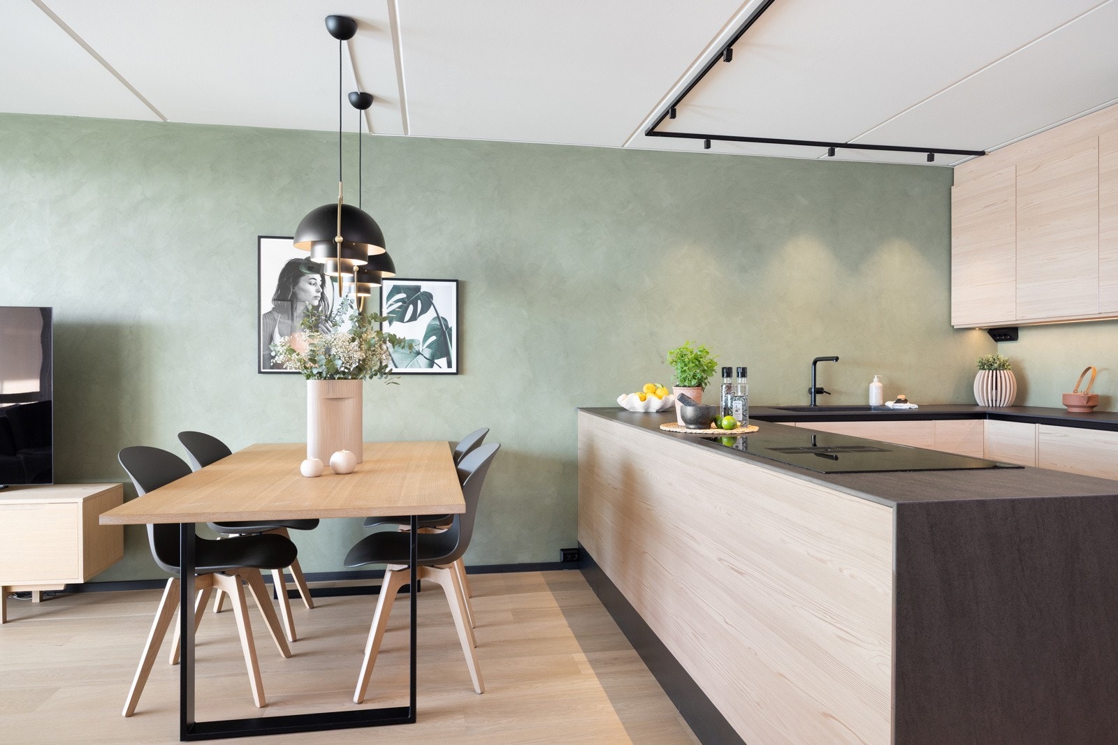 - Det er en-stavs parkett med varme i gulv i stue, kjøkken og entré - Galleribilde