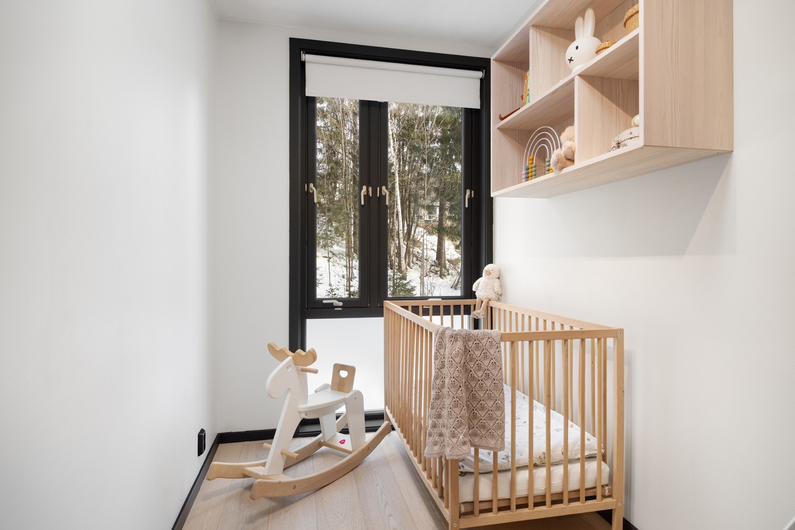 - Soverom 2 vender også mot rolig skogsområde - Galleribilde