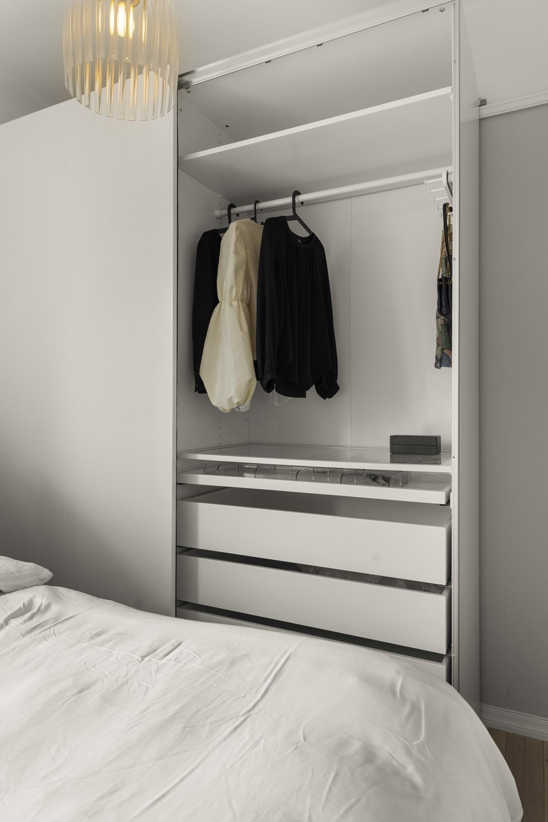 Stor medfølgende skyvedørsgarderobe. I tillegg egen kjellerbod og loftsbod, samt fellesbod på hver etasje Galleribilde