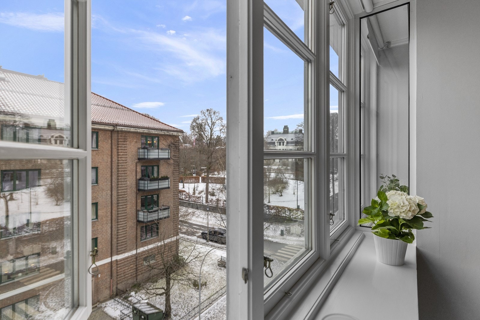 Store vinduer mot vest gir godt med naturlig lys. Beboerparkering i området Galleribilde