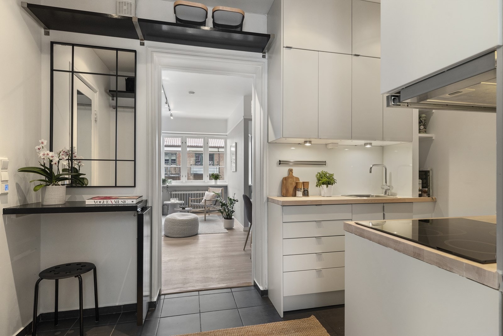 Flott kjøkken hvor blant annet benkeplate ble slipt og fronter ble sprøytemalt i 2026 Galleribilde