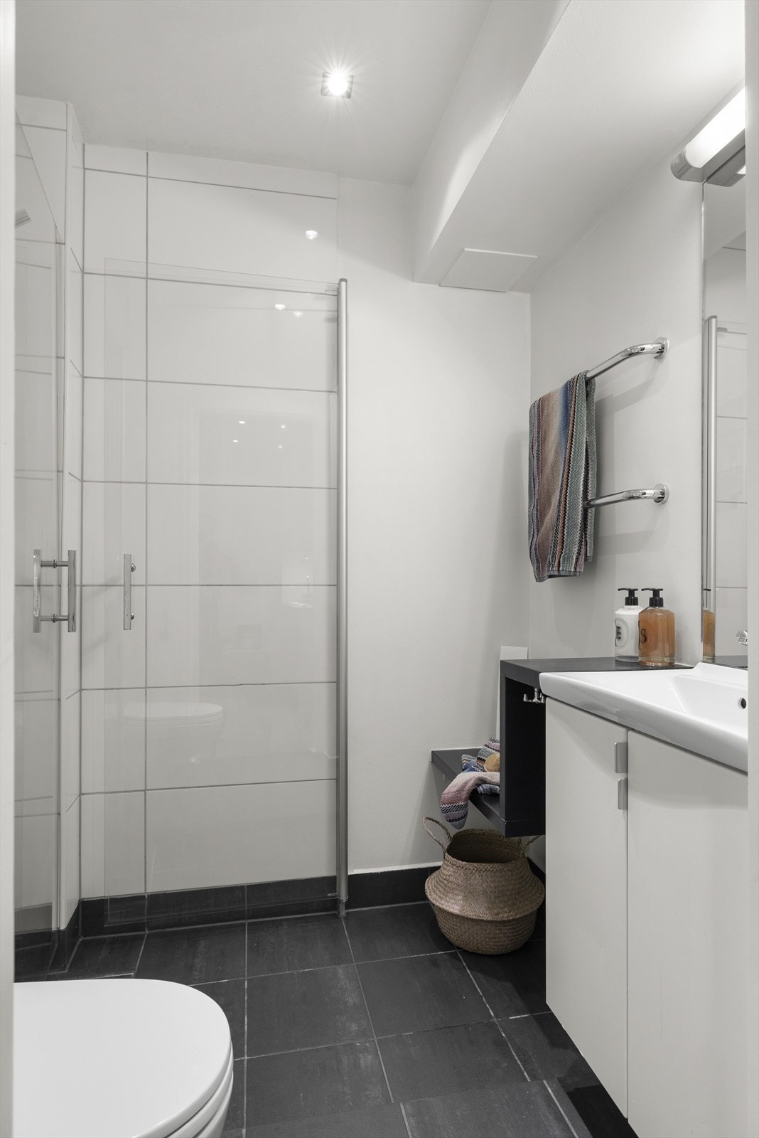 Det er mulig å legge opp til vaskemaskin på bad. Ellers moderne fellesvaskeri i kjeller Galleribilde